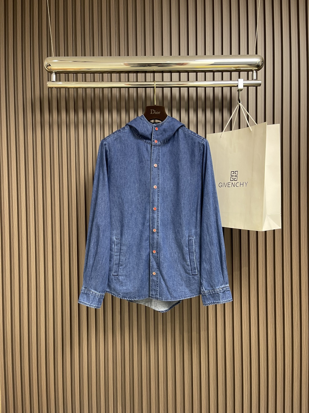 NO:514128,Kiton Retro blue casual contrast button hooded denim shirt All-round versatile denim that can be worn all year round The fit is slightly loose, the more slack and fitting experience is not limited by age and figure The French taste is very unique and distinctive. Age-reducing retro color Modify the body curve The versatile and comfortable size M-3XL, hats, alexander wang19860909kiton 复古蓝休闲撞色纽扣连帽牛仔衬衣 一年四季可穿的百搭牛仔 合身略宽松版型 较为合体的穿着感受 但又特别的松弛 不受年龄和身材的限制 法式的味道十足 非常的别致又有特色 减龄复古颜色 修饰身材曲线 穿着百搭舒适尺码M-3XL,,hats,alexander wang,Men's clothing