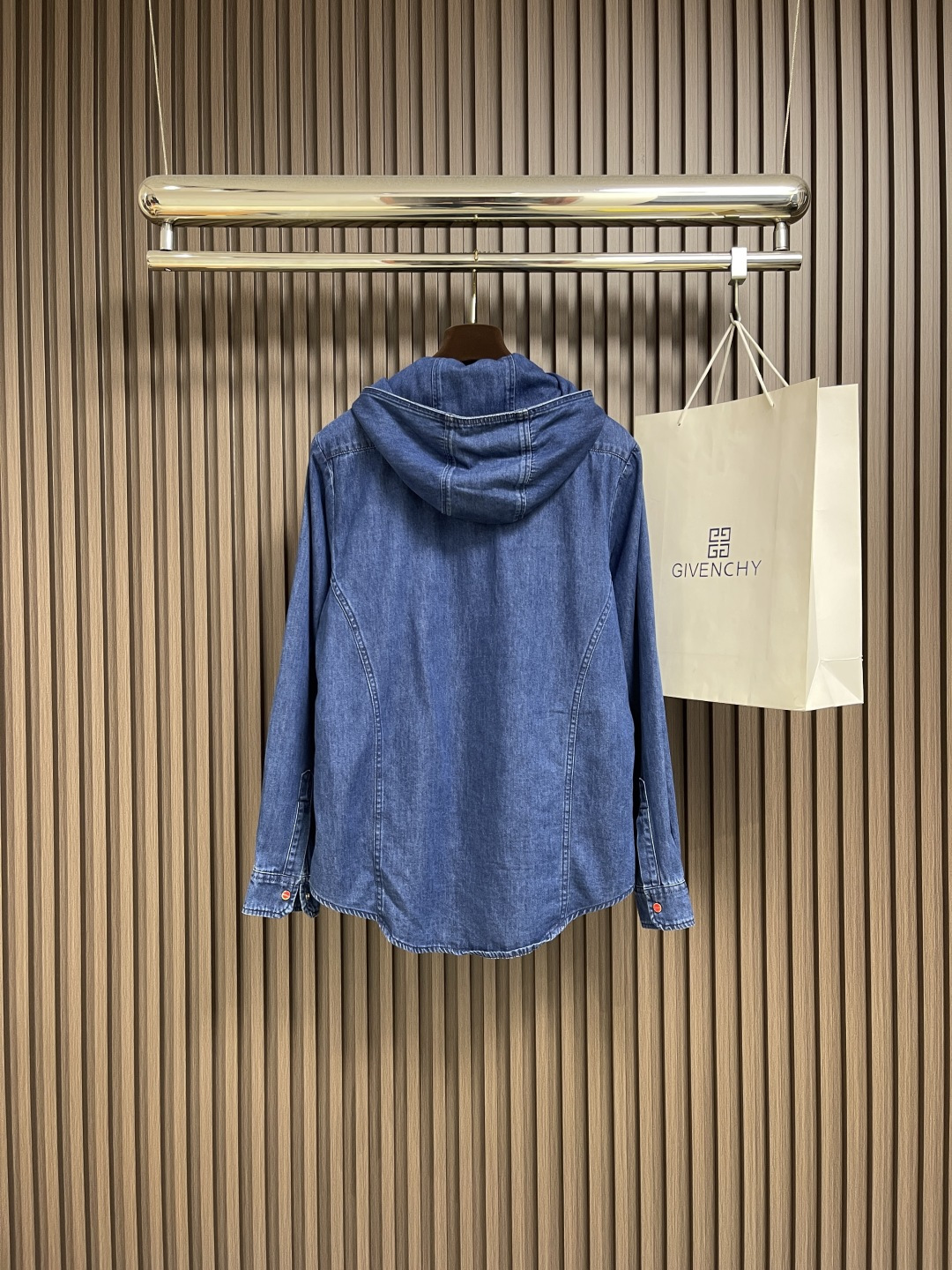 🛒🛒kiton 复古蓝休闲撞色纽扣连帽牛仔衬衣 一年四季可穿的百搭牛仔  合身略宽松版型 较为合体的穿着