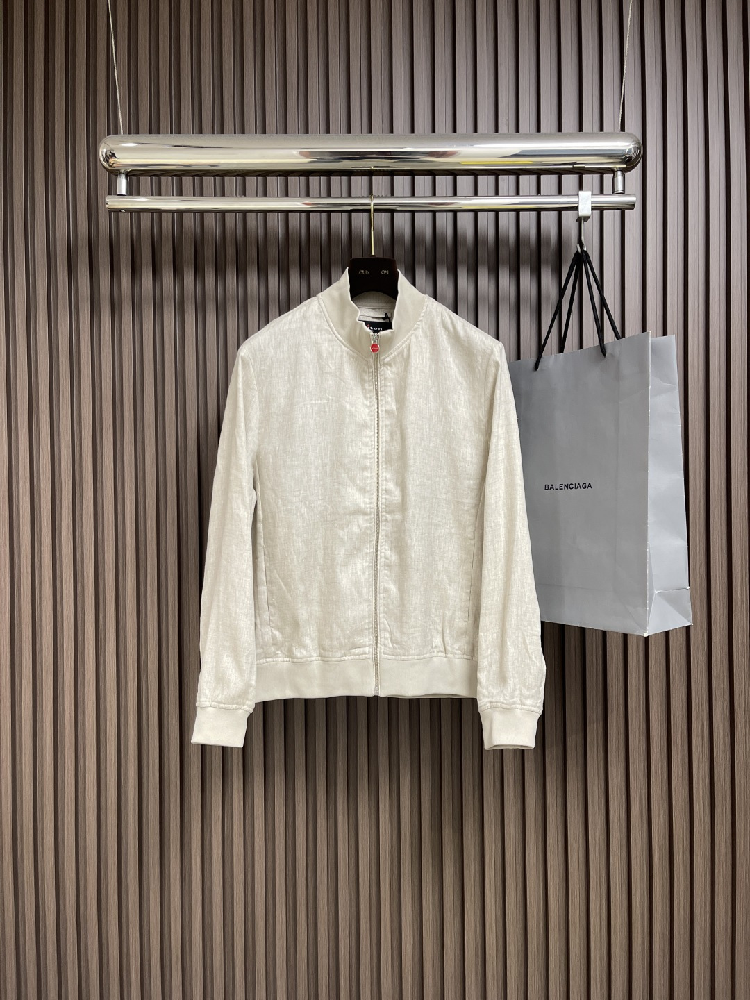 NO:518297,Kiton linen fabric feels soft and densely-soft stand-collar design jacket, with its fine and woven linen fabric and unique design, it really shows extraordinary quality and fashion sense. The use of linen material not only ensures the breathability and comfort of the jacket, but also gives it a natural and rustic beauty. The natural fiber structure of linen fabric makes the jacket soft and dense in touch and very comfortable to wear. At the same time, this fabric also has good moisture absorption and breathability, and can remain refreshing even in hot summers. Size M-3XL, Jackets & coats, alexander wang19860909kiton 亚麻面料手感柔软绵密立领设计外套,以其精细特织的亚麻面料和独特的设计,确实展现了非凡的品质与时尚感.采用亚麻材质,不仅保证了外套的透气性和舒适性,更赋予了它一种自然、质朴的美感.亚麻面料的天然纤维结构,使得外套在触感上柔软绵密,穿着起来非常舒适.同时,这种面料还具有很好的吸湿性和透气性,即使在炎热的夏季也能保持清爽.尺码M-3XL,,jackets & coats,alexander wang,Men's clothing