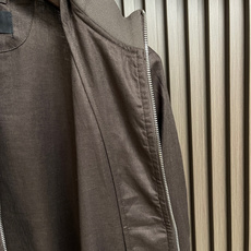 🛒🛒kiton 亚麻面料手感柔软绵密立领设计外套,以其精细特织的100%亚麻面料和独特的设计,确实展现了 🛒🛒kiton 亚麻面料手感柔软绵密立领设计外套,以其精细特织的100%亚麻面料和独特的设计,确实展现了