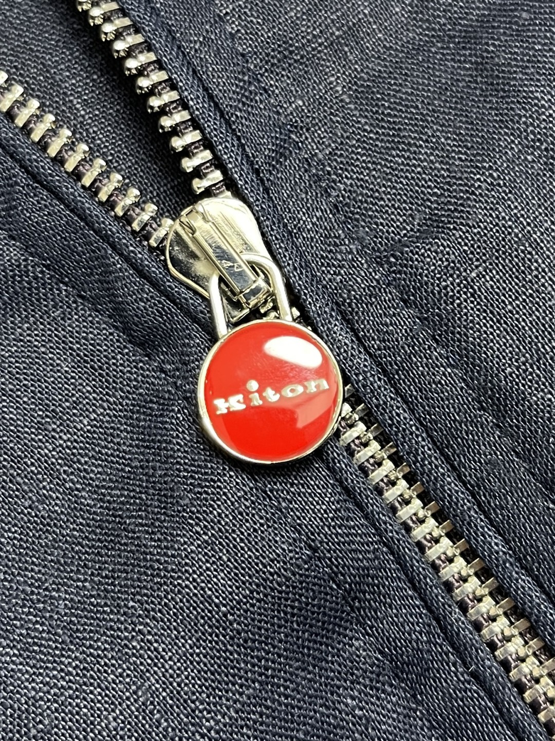 🛒🛒kiton 亚麻面料手感柔软绵密立领设计外套，以其精细特织的100％亚麻面料和独特的设计，确实展现了
