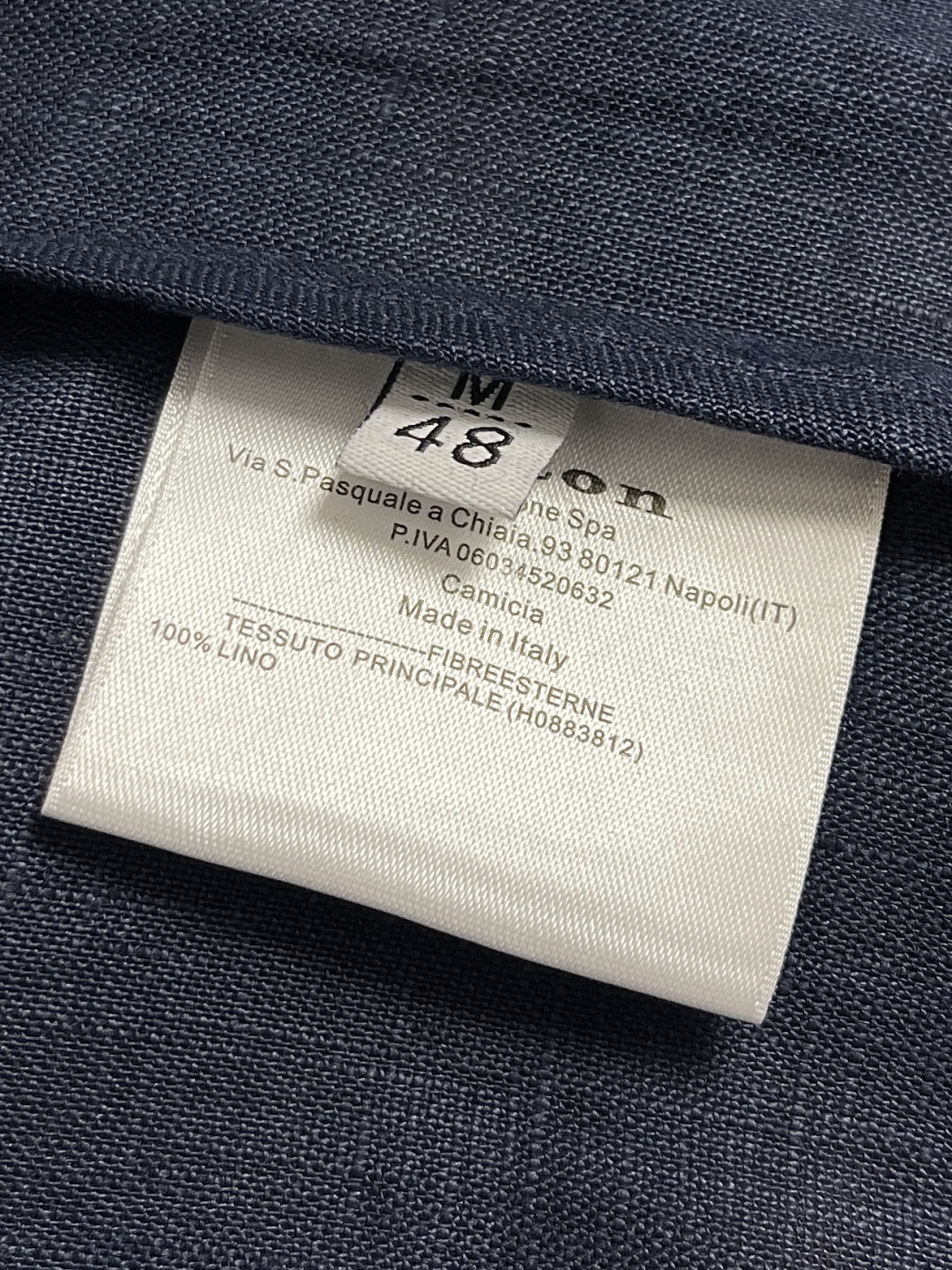 🛒🛒kiton 亚麻面料手感柔软绵密立领设计外套，以其精细特织的100％亚麻面料和独特的设计，确实展现了