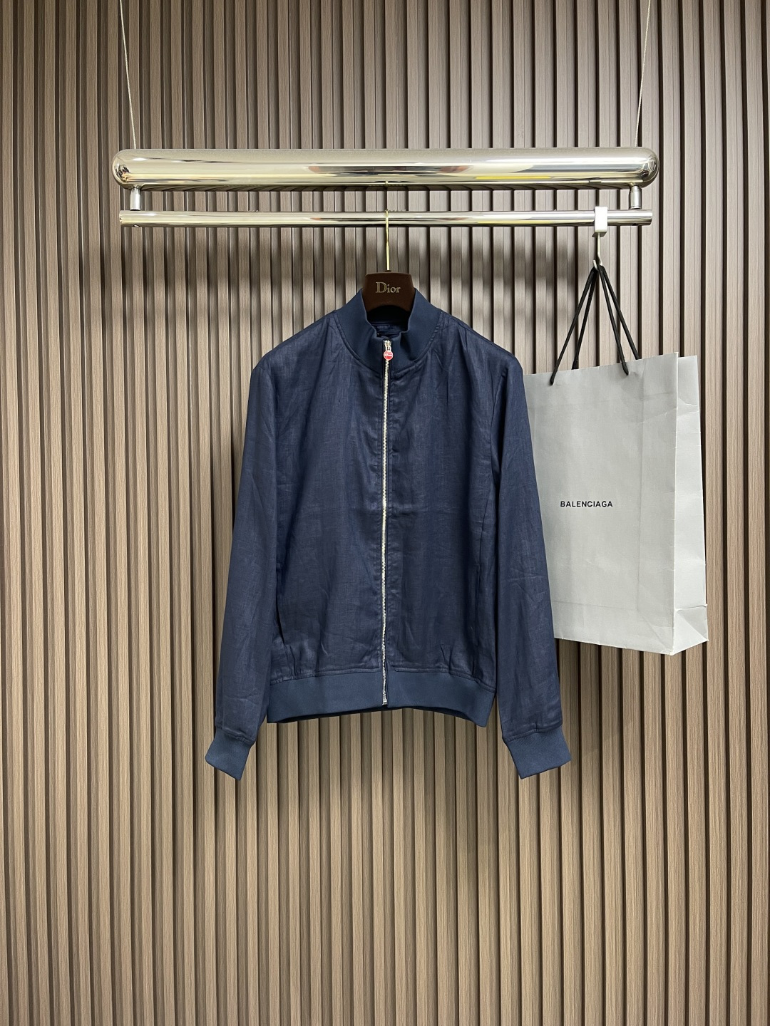 🛒🛒kiton 亚麻面料手感柔软绵密立领设计外套，以其精细特织的100％亚麻面料和独特的设计，确实展现了