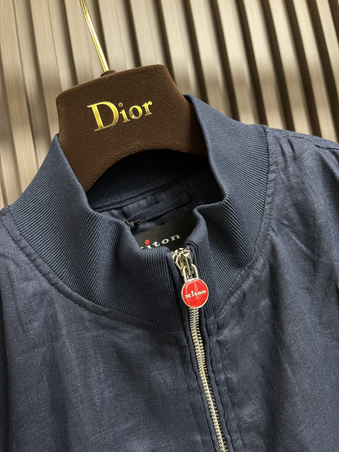 🛒🛒kiton 亚麻面料手感柔软绵密立领设计外套，以其精细特织的100％亚麻面料和独特的设计，确实展现了