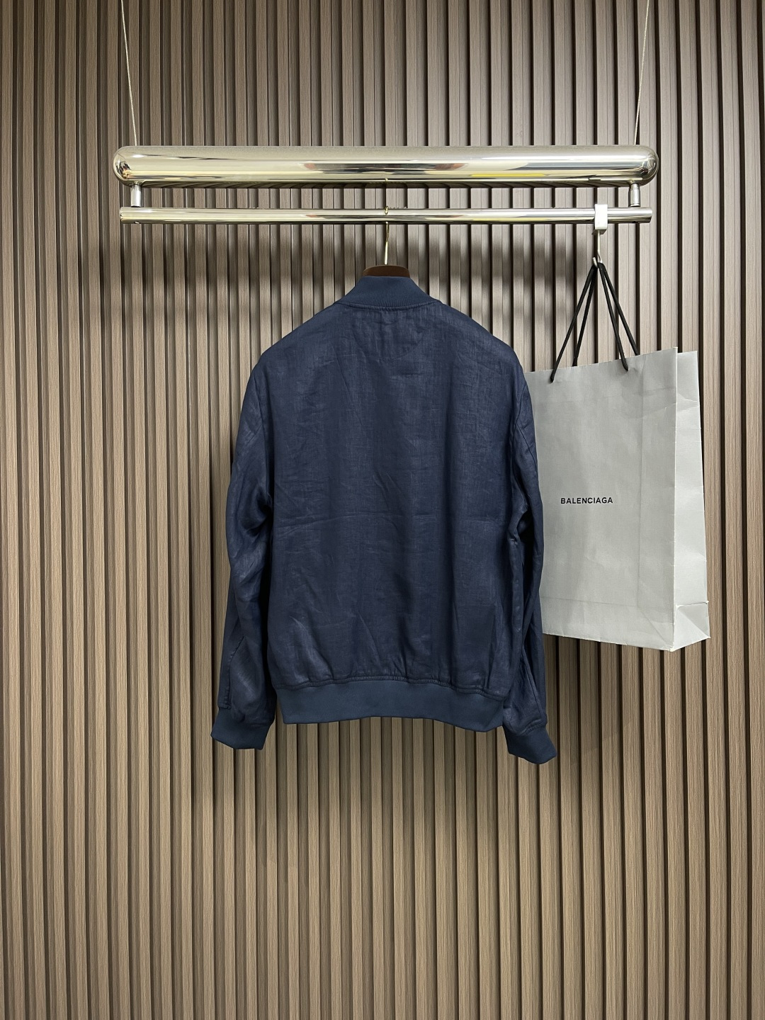 🛒🛒kiton 亚麻面料手感柔软绵密立领设计外套，以其精细特织的100％亚麻面料和独特的设计，确实展现了