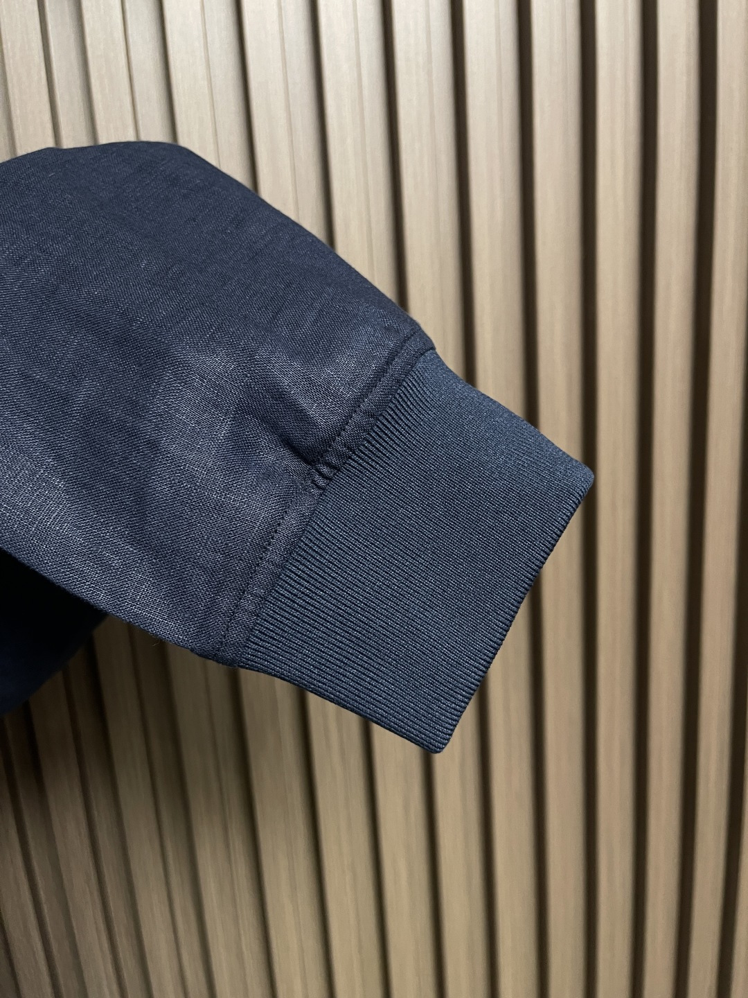 🛒🛒kiton 亚麻面料手感柔软绵密立领设计外套，以其精细特织的100％亚麻面料和独特的设计，确实展现了