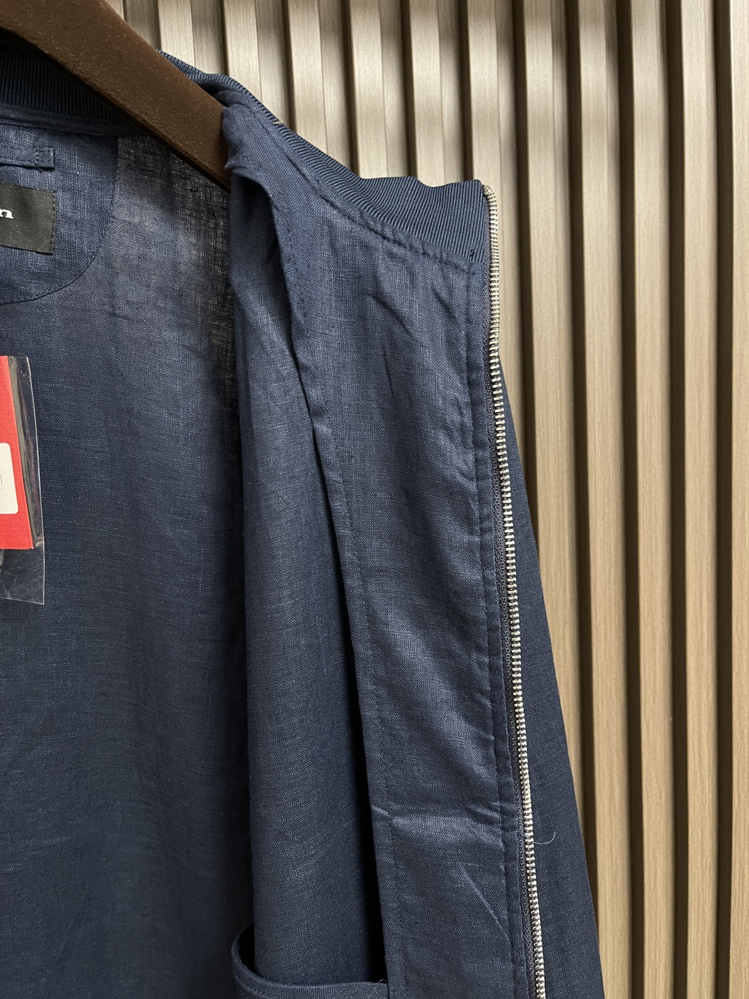🛒🛒kiton 亚麻面料手感柔软绵密立领设计外套，以其精细特织的100％亚麻面料和独特的设计，确实展现了
