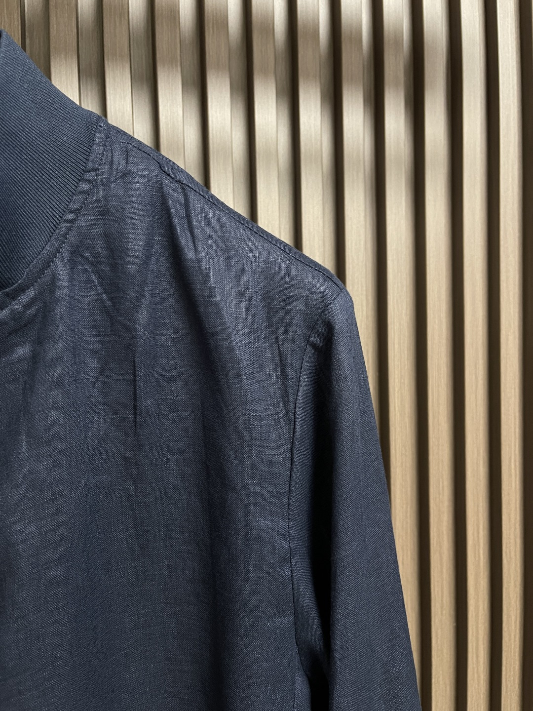🛒🛒kiton 亚麻面料手感柔软绵密立领设计外套，以其精细特织的100％亚麻面料和独特的设计，确实展现了