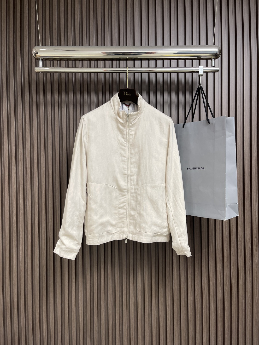 NO:514134,BC s spring and summer new light linen jacket, men's embroidered logo business casual jacket jacket!  The customer-supplied fixed-woven and dyed light and thin tinsel linen fabric ensures the comfort and breathability of the jacket. The linen fabric has natural moisture absorption and heat dissipation, which can keep the skin dry and reduce the sultry feeling in summer!  The casual style is suitable for business occasions, and can also show a relaxed and comfortable casual style!  Size M-3XL, Jackets & coats, Jackets & coats, Alexander wang19860909BC s春夏新款轻薄亚麻外套,男士刺绣徽标商务休闲夹克外套！选用客供定织定染轻薄天丝亚麻面料打造的,保证了外套的舒适度和透气性,亚麻面料具有天然的吸湿性和散热性,能够让皮肤保持干爽,减少夏季的闷热感！休闲版型,既适合商务场合,又能展现轻松自在的休闲风格！尺码M-3XL,,jackets & coats,jackets & coats,alexander wang,Men's clothing