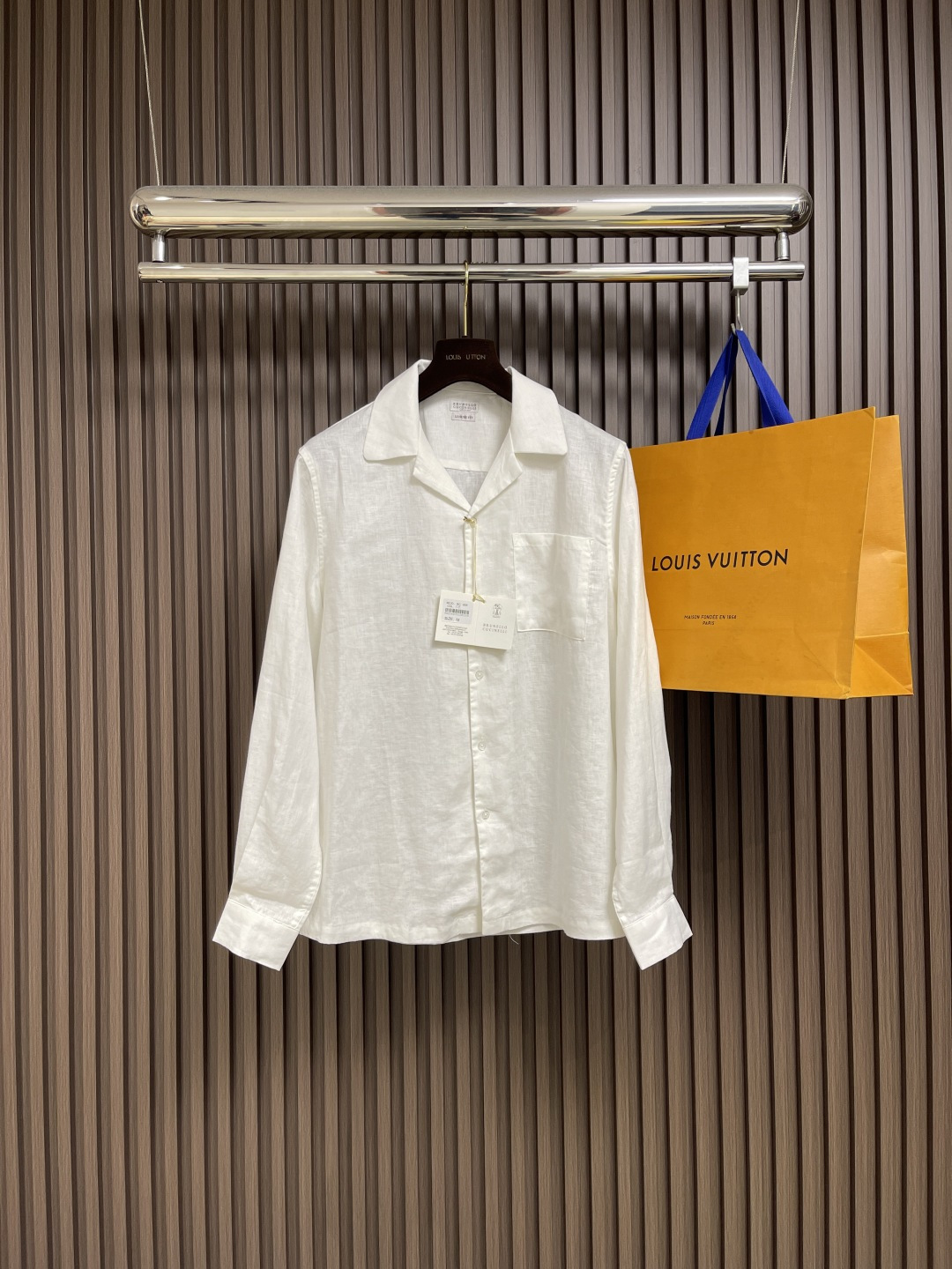 NO:514133,BC Cuban collar pocket long sleeve pure linen shirt!  A long-sleeved linen shirt that takes you to enjoy the retro and modern colors. The classic and unique design of Cuban collar makes the neck just right, not only gives the shirt a unique retro temperament, but also highlights your elegant temperament. The breathability and hygroscopicity of the natural fiber material of linen keeps you away from stuffiness. After special craftsmanship, it ensures that the breathability and hygroscopicity of the shirt is at its best. Even in the hot summer, you can feel the coolness and comfort it brings. The simple design allows you to easily show a fashionable and casual style. Not only increases the overall beauty, but also provides a comfortable wearing experience. The high-quality stitching process and the left chest pocket design ensures the usability and aesthetics of the shirt. Whether it is quality or practicality, it is first-class and is one of the indispensable items in your wardrobe. Size M-3XL, Shirts, alexander wang19860909BC 古巴领口袋长袖纯亚麻衬衣！带你领略复古与现代的完你玩转色彩的一款亚麻长袖衬衫 经典独特设计的古巴领,使颈部度恰到好处,不仅赋予了衬衫独特的复古气质,还突显了你的优雅气质.亚麻天然纤维材质的透气性和吸湿性让您远离闷热,经过特殊工艺处理,确保衬衫的透气性和吸湿性都达到最佳状态.即使在炎热的夏天,你也能感受到它带来的清凉与舒适.简约的设计则让您轻松展现时尚休闲风格.不仅增加了整体的美感,还提供了舒适的穿着体验.优质的缝线工艺,左胸口袋设计,确保了衬衫的使用性和美观性.无论是品质还是实用性,它都堪称一流,是您衣橱中不可或缺的单品之一.尺码M-3XL,,shirts,alexander wang,Men's clothing