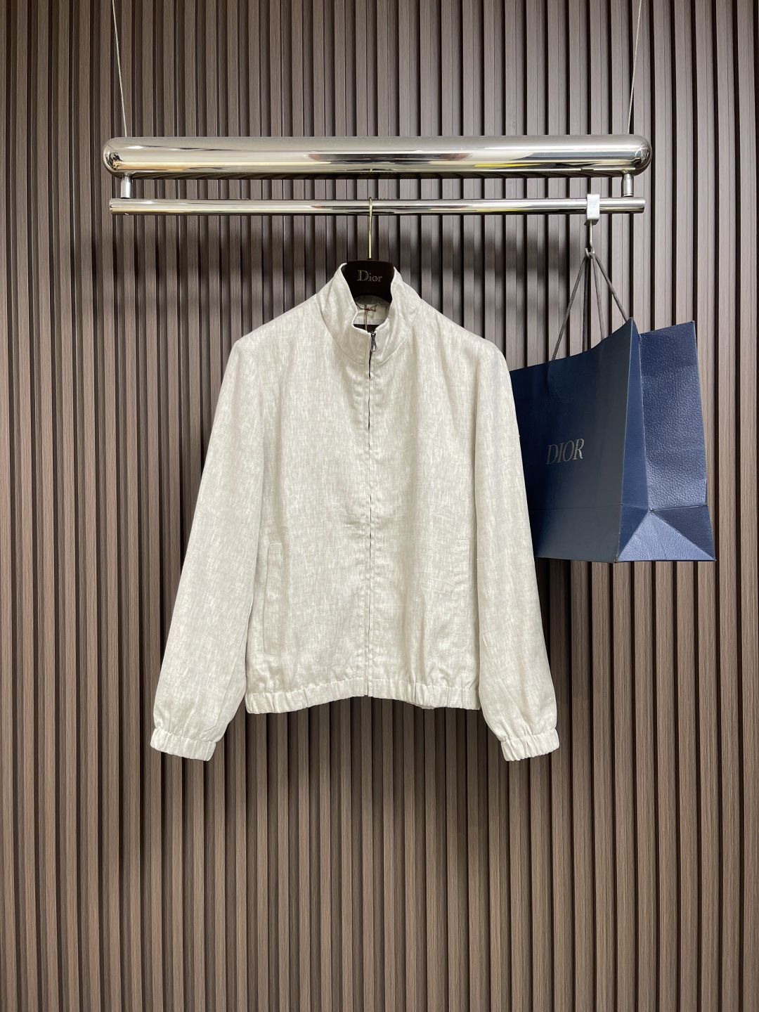 NO:518323,LP Loropiana 2025SS early autumn new style, old money style, classic casual linen jacket, handsome upper body This model is made of pure linen material to interpret the classic, can be matched well in business commuting, random comparison on the cabinet, integrated tailoring, full quality order of hardware and accessories, very attentive in details, simple and versatile but not monotonous, customized hardware and accessories, meticulous fabric of details is made of pure linen material, linen is lined inside, comfortable upper body, breathable, and has a very crisp feeling, a model that is very practical for business and casual wear. Size M-3XL,,loro piano,loro piano, jackets & coats,alexander wang19860909LP Loropiana 2025SS早秋新款 老钱风 经典休闲款亚麻外套 上身帅气 这款采用纯亚麻材质 来诠释经典 商务通勤都能很好搭配 柜上随意对比 合体的剪裁 五金辅料全品相订单,细节上把握非常走心 简约百搭而不单调,定制的五金辅料,细节的一丝不苟面料采用 纯亚麻材质内里有里衬 上身舒适 透气 又有很好的挺括感,平时商务休闲很实穿的一款.尺码M-3XL,,loro piana,loro piana,jackets & coats,alexander wang,Men's clothing