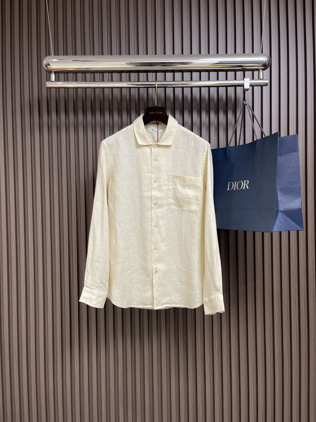 NO:516704,LP Loropiana new Andre men's long-sleeved shirt, the outstanding Andre shirt is designed with a lapel, which can be worn open as a coat, allowing you to create a unique temperament. This brand's iconic shirt is specially made of linen fabric in this spring and summer series, which reveals a refreshing feeling of wearing in a loose and soft appearance. The special treatment makes the fabric softer, smoother, more drape and less likely to wrinkle. For men who pursue elegance and casualness, a rare treasure that is unique. Size M-3XL, loro pigana, loro pigana, shirts, alexander wang19860909LP Loropiana 新款Andre男士长袖衬衫,卓尔不群的 Andre 衬衫为翻领设计,可以敞开着当外衣穿,让您打造与众不同的气质.这款品牌标志性衬衫在此春夏系列特别采用亚麻面料制作,松柔外观中透出清爽的穿着感.特别处理使面料更加柔软、顺滑,更富垂坠感且不易起皱.为追求高雅、休闲兼蓄的男士献上一件百不一遇的珍品.尺码M-3XL,,loro piana,loro piana,shirts,alexander wang,Men's clothing