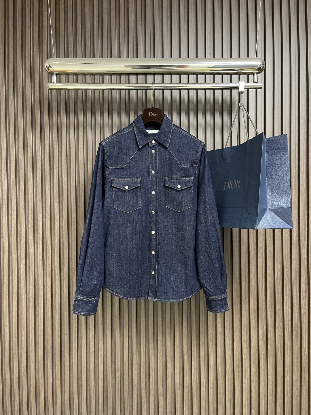 NO:516698,LP Loropiana fashionable outfits!  Retro wash-water blue denim denim shirt!  Working pocket metal buckle decoration full of high-end feel!  Custom imported denim active washing process with comfortable and breathable texture!  The classic H-style style is not picky and versatile, and the upper body is super slim!  Highly recommended single items, customized hardware accessories. Size M-3XL M size shoulder width 44.5cm bust 109cm long 72cm L size shoulder width 46cm bust 112cm long 73.5cm xL size shoulder width 47.5cm bust 115cm long 75cm 2XL size shoulder width 49cm bust 118cm long 76.5cm 3XL size shoulder width 50.5cm bust 121cm long 78cm, loro piana,loro piana,shirts,alexander wang19860909LP Loropiana时髦精穿搭！复古洗水蓝丹宁牛仔衬衫！工装口袋金属扣装饰高级感拉满！定制进口牛仔活性洗水工艺质感舒适透气！经典H版型不挑人百搭又时髦上身超显瘦！强烈推荐单品,定制五金配件.尺码M-3XL M码肩宽44.5cm 胸围109cm 衣长72cm L码肩宽46cm 胸围112cm 衣长73.5cm XL码肩宽47.5cm 胸围115cm 衣长75cm 2XL码肩宽49cm 胸围118cm 衣长76.5cm 3XL码肩宽50.5cm 胸围121cm 衣长78cm,,loro piana,loro piana,shirts,alexander wang,Men's clothing