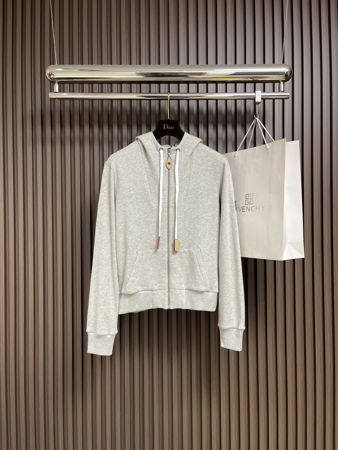 NO:515200,LV 2025FW autumn and winter new leather drawstring hooded zipper sweatshirt, customized YB imported cotton-efficient material, soft and skin-friendly, not easy to deform and pill after washing for a long time, full texture, the chest is decorated with contour lines and the plaid leather buckles echo each other, and the symmetrical pocket pocket styling design adds a sense of styling. The sleeves are decorated with iconic letter logos and embellishments to highlight the brand tone. The surface of the face and accessories are developed. Hooded zipper tailoring can be matched with details of the same series and the complete set is simple and high-end. Size S-XL,,louis vuitton,hoodie,sweatshirts,hats,alexander wang19860909LV 2025FW秋冬新款皮革抽绳连帽拉链卫衣,定制YB进口棉纶材质 柔软亲肤 久洗不易变形起球 质感十足 胸前饰以轮廓线装点与开襟皮扣相互呼应 配合对称插兜口袋造型设计 增添造型层次感 袖子外侧融入标志性字母徽标点缀装饰 彰显品牌调性 面辅料开发 连帽拉链剪裁 可搭配同系列细节上下呼应 成套搭配简约高级.尺码S-XL,,louis vuitton,hoodie,sweatshirts,hats,alexander wang,Men's clothing