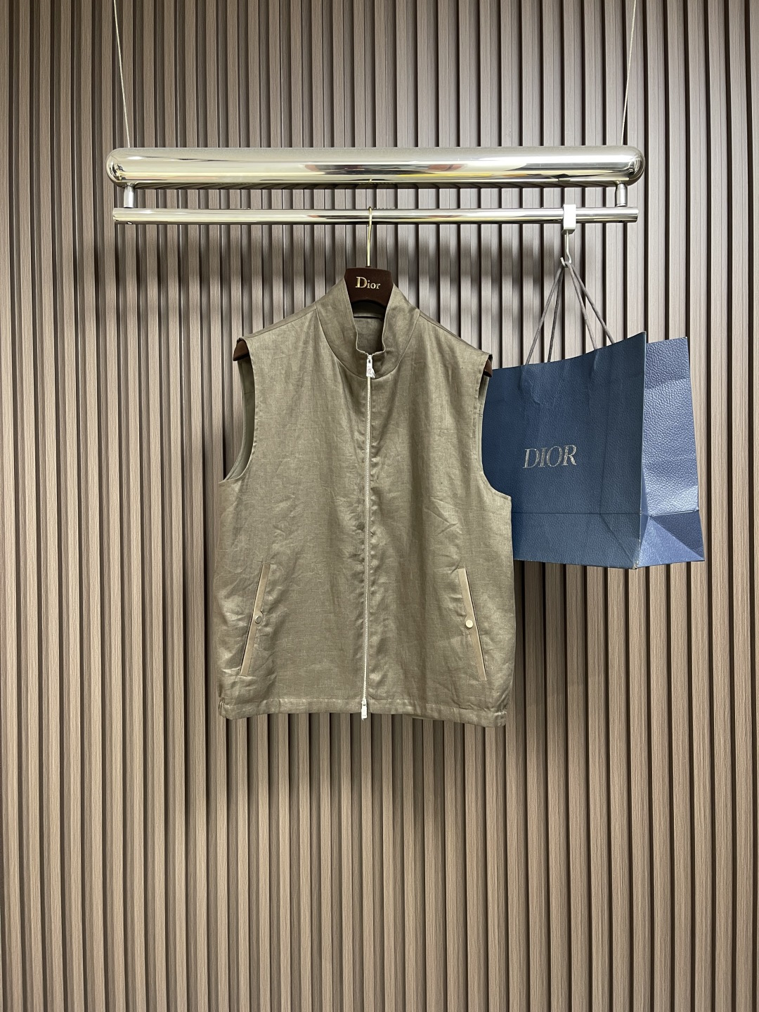 NO:526936,zegna's new sleeveless vest feel is super soft and delicate. The casual style shows the simplicity, atmosphere, lightness and dignity. The fabric is upright and stylish, and it is skin-friendly and comfortable at the same time. The design adds the flavor of new fashion elements. It is not only full of details, but also highly practical. It can be worn in spring, summer, autumn and winter. Any figure can be perfectly controlled. The upper body is very good for men's must-have items!  Size 48-54, alexander wang19860909zegna 新款无袖马甲 手感超柔软细腻 休闲风格彰显出的简洁、大气、轻逸和尊贵的感觉,面料立挺有型,穿着亲肤舒适同时又跟出色,设计上增加了新的时尚元素的味道,不但细节感满满,同时也极具实用性强,春夏秋冬都穿,任何身材都能完美驾驭,上身非常赞男士必备单品！尺码48-54,,alexander wang,Men's clothing