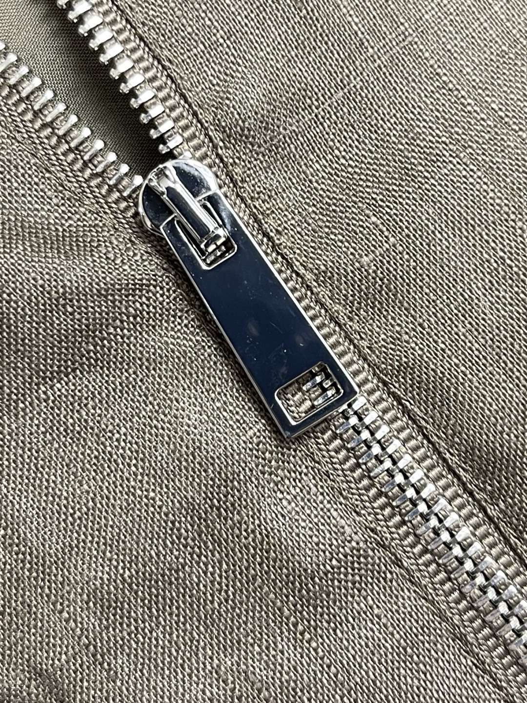 🛒🛒zegna 新款无袖马甲 手感超柔软细腻 休闲风格彰显出的简洁、大气、轻逸和尊贵的感觉，面料立挺有型