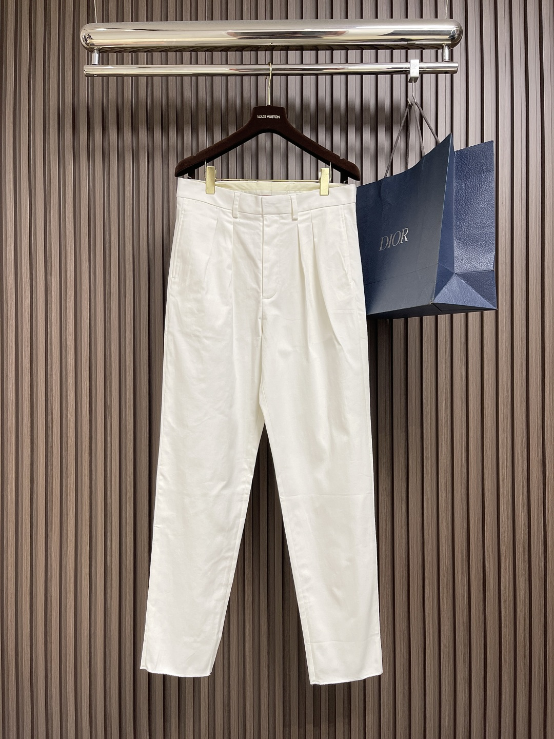 NO:518325,Zegna 2025SS new cotton tooling trousers, this style draws inspiration from tough and neat practical trousers, adopts a loose fit design to show its extraordinary fashion attitude. It uses a soft natural material blend fabric to create a brand new practical trousers, while the front folding design easily highlights the neat and casual work style. It is matched with side seam pockets, making the overall appearance more exquisite. Highly recommended!  Size 48-54, alexander wang19860909Zegna 2025SS新款棉质工装长裤,这款从硬朗利落的实穿长裤中汲取灵感,采用宽松版型设计,尽展不凡时尚态度.采用质地柔软的天然材质混纺面料,造就焕然一新的实穿长裤,而正面叠褶设计则轻松凸显利落率性的工装风格.搭配侧缝口袋,令整体外观更显考究.强烈推荐！尺码48-54,,alexander wang,Men's clothing