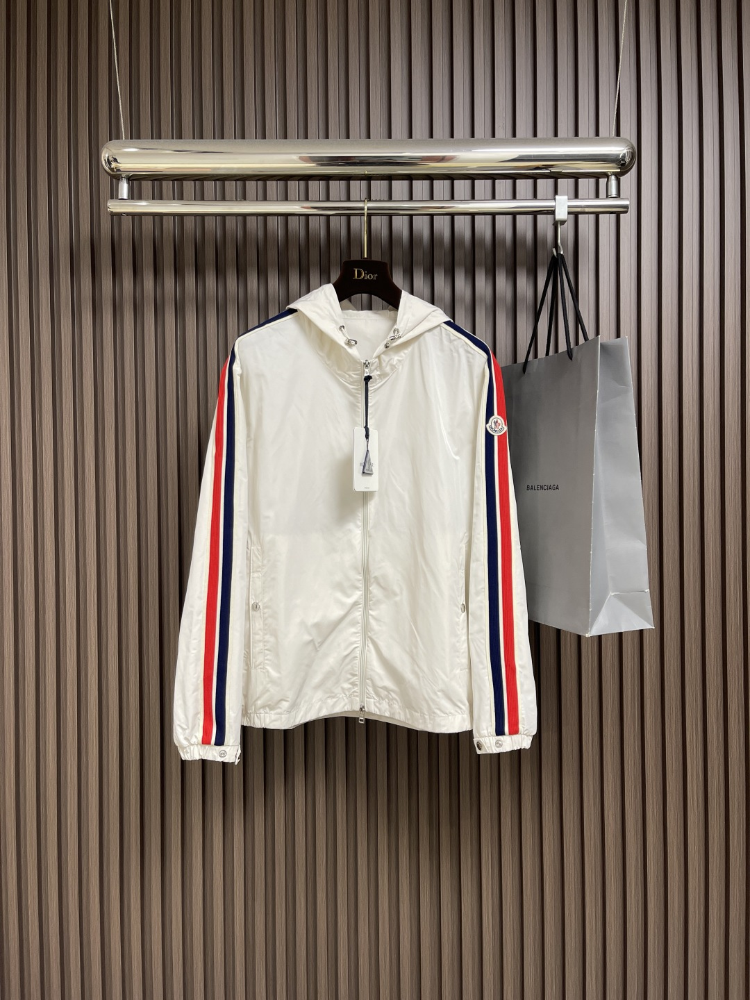 NO:516715,Moncler webbing thin jacket, polyester fiber is used to create a tough protective outer layer, known for its excellent tear resistance and wear resistance. It can quickly restore flatness during wear and maintain the crisp and stylish appearance of the clothes for a long time. At the same time, it is not easy to deform after washing for a long time. Two decorative edge strips of different colors are added to the center part of the sleeves. This design element can not only add visual highlights to the clothes, but also make them more fashionable and unique. The webbing is positioned accurately along the cuffs to the joints of the collar cap to ensure symmetry and overall smoothness. Pre-fixed with extremely fine stitches before formal sewing. This step is crucial to prevent the webbing from sliding, twisting or wrinkling during sewing, ensuring that the final stitch is straight and perfect. Size 1-2-3-4,,jackets & coats,hats,alexander wang19860909Moncler 织带饰边轻薄夹克,选用聚酯纤维打造坚韧防护外层,以出色的抗撕裂,耐磨性能著称,穿着过程中能快速恢复平整,长久保持衣物挺括有型的外观.同时久洗不易变形.在衣袖的居中部分添加了两种不同颜色的装饰性边条.这种设计元素不仅可以为衣物增添视觉亮点,使其更加时尚和独特．织带沿袖口至领帽接缝处指定轮廓精准定位,确保对称性与整体流畅度. 在正式缝纫前,采用极细疏缝线迹进行预固定.此步骤至关重要,防止织带在缝制过程中滑动、扭曲或起皱,保证最终线迹平直完美.尺码1-2-3-4,,jackets & coats,hats,alexander wang,Men's clothing