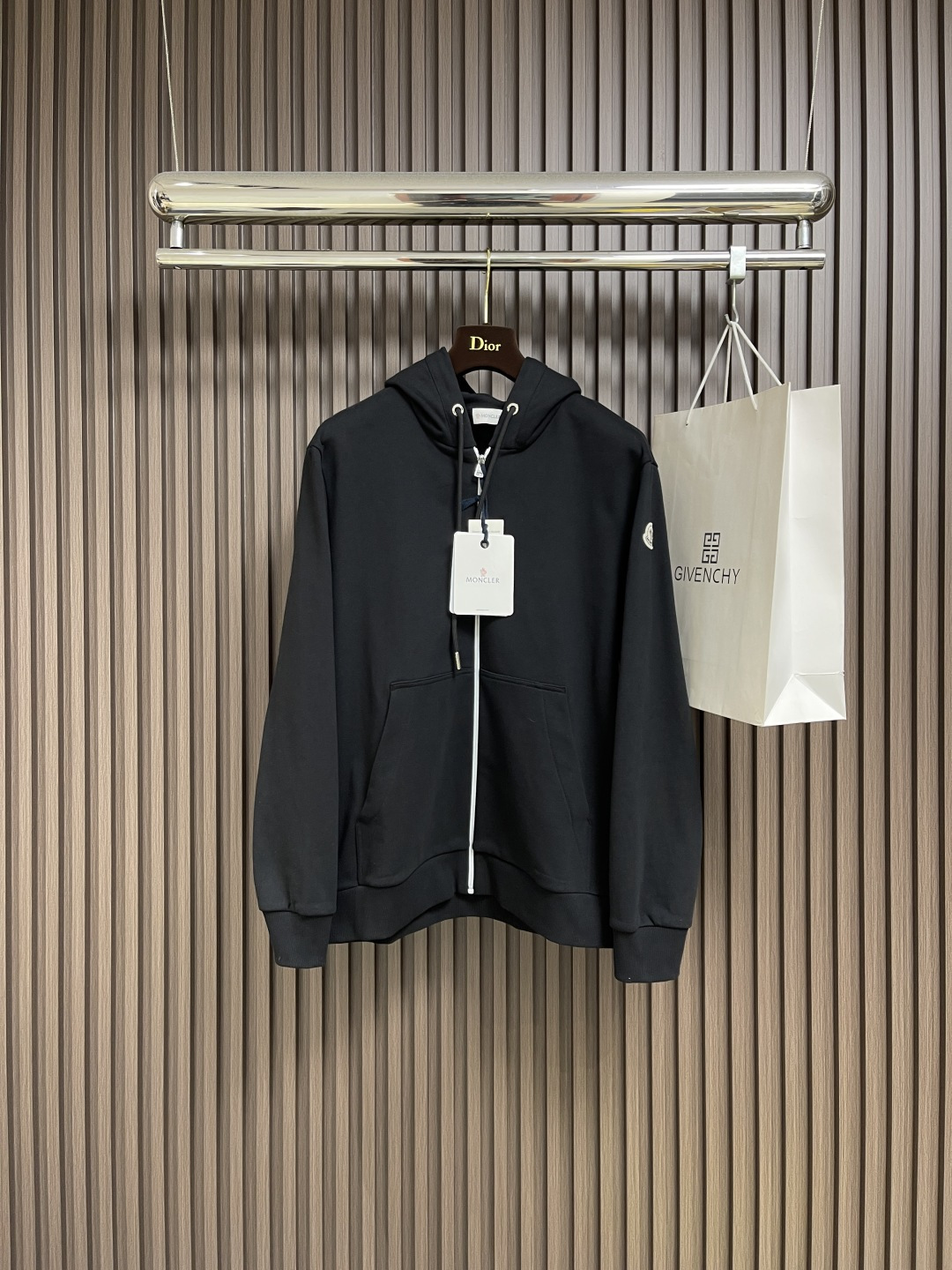 NO:518310,Moncler  Printed logo hooded sweatshirt is made of light fleece cotton fabric. It can achieve internal and external differentiation in single-layer fabric through high-density cotton fibers. The outer plain wet-washing layer is tight and wear-resistant, and the inner layer forms short and dense suede through a woven-washing process. The dense plain wet-washing structure is resistant to wind and splashing, and the fleece is skin-friendly. The short woven is electrostatically eliminated to avoid adhesion to the skin. A very small amount of grooved polyester wet-guided wire is embedded in the cotton fiber. The sweat is quickly guided from the inner suede to the outer layer through the capillary effect, solving the problem of fleece being easily stuffy, and actively intervening in the cotton fiber.  The potential for shrinkage has achieved the cross between easy to change and stable fabric, which improves dimensional stability, and is not easy to deform or fold. The high-saturation pattern is presented on the center of the hat through glue printing, and the scraper pressure is uniform. It is scraped in 5 times to ensure that the glue penetrates and covers it. After high-temperature curing, the pigment and cotton fibers are firmly combined. The ink-absorbing characteristics of the cotton fibers make the pattern less likely to fall off due to friction. Size 1-2-3-4, hoodie, sweatshirts, hats, alexander  wang19860909Moncler 印花标识连帽卫衣,选用轻盈翻面绒棉质面料打造而成,通过高密度棉纤维在单层面料中实现内外差异化,外层平纹紧致耐磨,内层通过磨毛工艺形成短密绒面.致密平纹结构抗风放泼溅,磨毛绒面触感亲肤,短绒毛经过静电消除处理,避免粘附皮肤.棉纤维中嵌入极少量沟槽型涤纶导湿丝,通过毛细效应将汗液从内层绒面快速导向外层蒸发,解决翻面绒易闷热的问题,通过主动干预棉纤维收缩潜能,实现了面料从易变到稳定的跨越,提升了尺寸稳定性,同时不易变形,褶皱.通过胶浆印花在帽居中处上呈现高饱和度图案,刮刀压力均匀,分5次刮印确保胶浆充分渗透并覆盖.再通过高温固化后,颜料与棉纤维结合牢固,棉纤维的吸墨渗透特性使图案不易因摩擦导致脱落.尺码1-2-3-4,,hoodie,sweatshirts,hats,alexander wang,Men's clothing