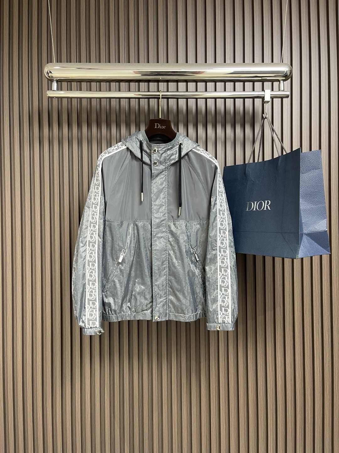 NO:516743,Dior 2025ss autumn and winter new jacquard webbing technology fabric hooded jacket, Diamond pattern zipper hooded jacket, this model is carefully crafted from jacquard technology fabric, decorated with CD Diamond pattern, reinterpreting the CD first letter with three-dimensional line rhombus pattern, casual and classic silhouette to create a delicate casual shape, decorated with CD Diamond jacquard pattern, two-way zipper closure, and paired with a zipper head engraved with Dior logo. Size 48-56,,dior,jackets & coats,hats,alexander wang19860909Dior 2025ss秋冬新款提花织带科技面料连帽外套,Diamond图案拉链连帽,这款采用提花科技面料精心制作,通体饰以 CD Diamond 图案,以立体线条菱形图案重新诠释CD首字母,休闲经典的廓形,打造精致的休闲造型,通体饰以CD Diamond提花图案,双向拉链开合,搭配镌刻Dior标志的拉链头.尺码48-56,,dior,jackets & coats,hats,alexander wang,Men's clothing