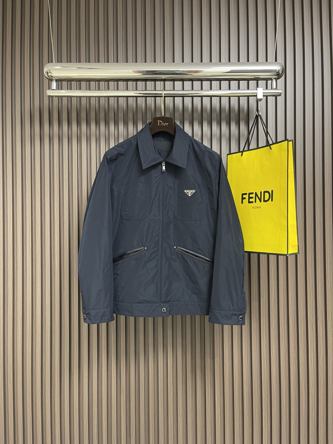 NO:522686,Prada 2025ss autumn and winter new jacket jacket, a perfect fusion of industrial aesthetics and Italian craftsmanship, uses high-density fabrics to show subtle color changes in cold light. The iconic triangle logo is like a lighthouse in the dark night, with silver zippers scratching and quiet, and every stitching tells the paranoia of Milan Workshop. Adjustable cuffs and hem, seamlessly switching between business and casual modes. Size 48-56,,prada, jackets & coats, jackets & coats, alexander wang19860909Prada 2025ss秋冬新品夹克外套,工业美学与意式匠心的完美融合,选用高密度面料,在冷光下呈现微妙色阶变化.标志性三角徽标如暗夜灯塔,银色拉链划破沉寂,每一处缝线都在诉说米兰工坊的偏执.可调节袖口与下摆,在商务与休闲模式间无缝切换.尺码48-56,,prada,jackets & coats,jackets & coats,alexander wang,Men's clothing