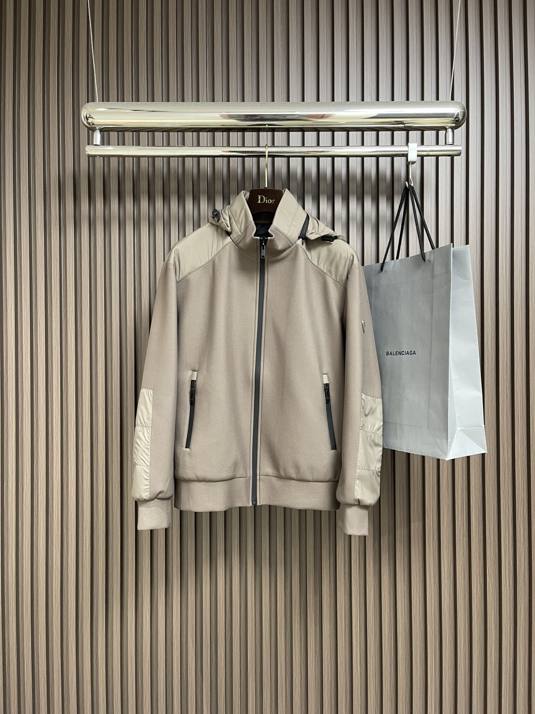 NO:518321,Prada 2025s Autumn and Winter Series Minimalist functional jacket jacket, selected soft fabrics, as warm and natural as early autumn wheat fields. The splicing cut out three-dimensional outlines at the rotator sleeves, which can store and hood design to meet the needs of changeable weather, and is the perfect balance between urban and nature. The through-type black zipper is like a neat dividing line, with symmetrical pockets on both sides taking into account both practicality and aesthetics. The triangle logo of the left sleeve is looming﹣﹣ This is a secret handshake gift from PRADA to those who understand. Size 48-56,,prada, jackets & coats, jackets & coats,hats,alexander wang19860909Prada 2025s秋冬系列极简机能夹克外套,精选柔润面料,如初秋麦田般温暖自然.拼接剪裁在肩袖处勾勒立体轮廓,可收纳连帽设计满足多变天气需求,是都市与自然的完美平衡.贯穿式黑拉链如一道利落分割线,两侧对称口袋兼顾实用与美学.左袖三角徽标若隐若现﹣﹣这是PRADA给懂行者的秘密握手礼.尺码48-56,,prada,jackets & coats,jackets & coats,hats,alexander wang,Men's clothing