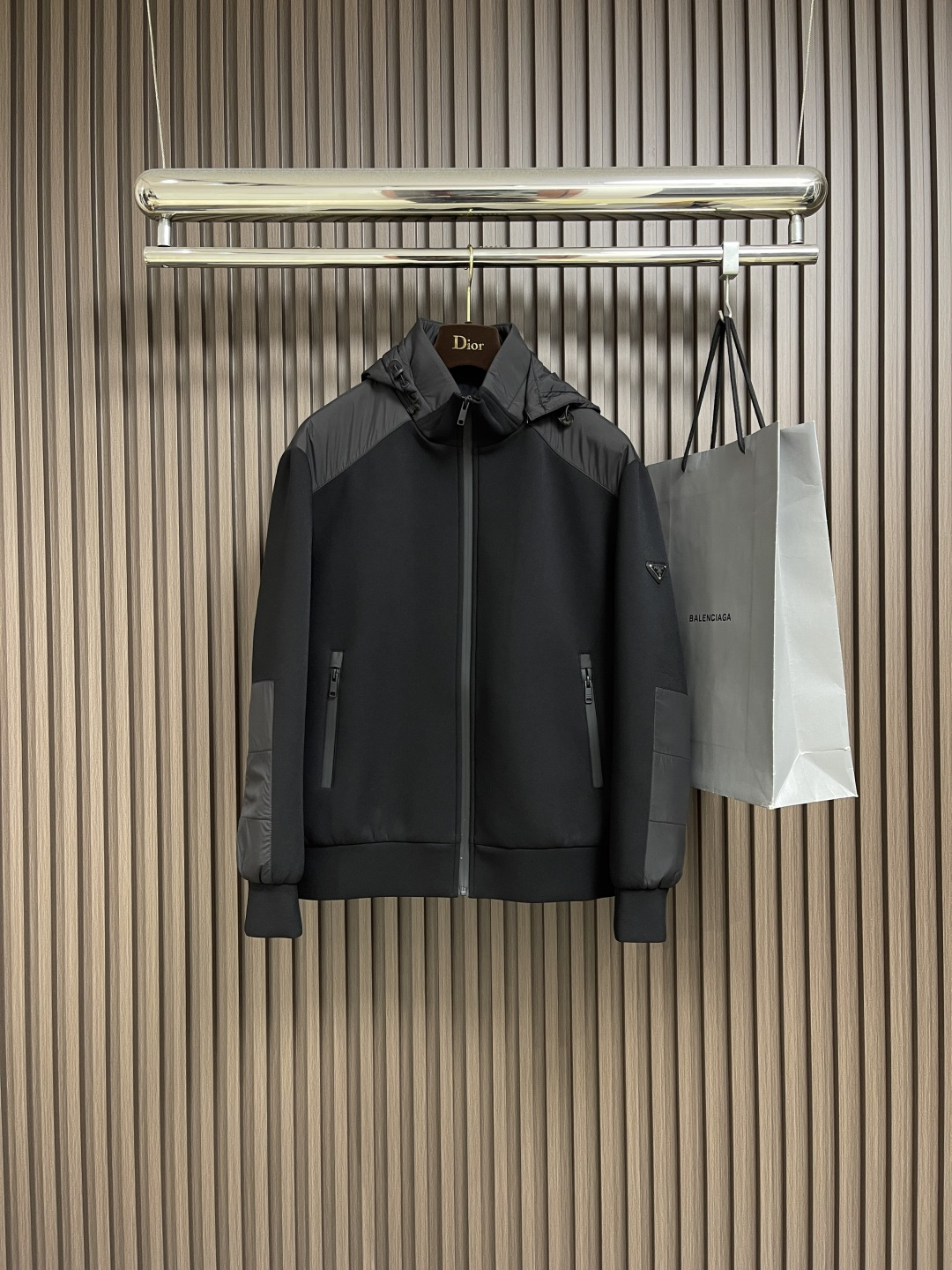 NO:530093,Prada 2025s Autumn and Winter Series Minimalist functional jacket jacket, selected soft fabrics, as warm and natural as early autumn wheat fields. The splicing cut out three-dimensional outlines at the rotator sleeves, which can store and hood design to meet the needs of changeable weather, and is the perfect balance between urban and nature. The through-type black zipper is like a neat dividing line, with symmetrical pockets on both sides taking into account both practicality and aesthetics. The triangle logo of the left sleeve is looming﹣﹣ This is a secret handshake gift from PRADA to those who understand. Size 48-56,,prada, jackets & coats, jackets & coats,hats,alexander wang19860909Prada 2025s秋冬系列极简机能夹克外套,精选柔润面料,如初秋麦田般温暖自然.拼接剪裁在肩袖处勾勒立体轮廓,可收纳连帽设计满足多变天气需求,是都市与自然的完美平衡.贯穿式黑拉链如一道利落分割线,两侧对称口袋兼顾实用与美学.左袖三角徽标若隐若现﹣﹣这是PRADA给懂行者的秘密握手礼.尺码48-56,,prada,jackets & coats,jackets & coats,hats,alexander wang,Men's clothing