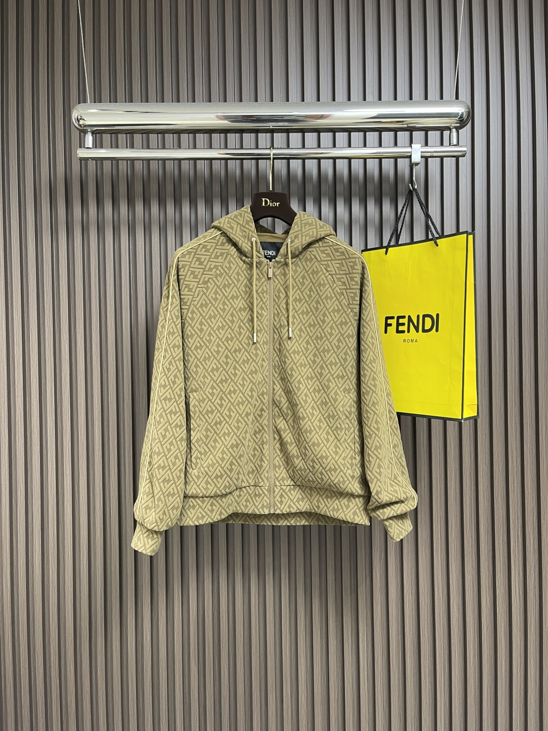 NO:518319,Fendi 2025ss men's FF printed hooded jacket jacket. Matched with FF three-dimensional letter interwoven patterns, luxurious cotton blend fabric. Full zipper design + drawstring hood, contrasting stripes embellish the rotary sleeves, sporty and Italian elegance coexist. Rib closing details interpret the new definition of street luxury products. Size 48-56,,fendi, jackets & coats, jackets & coats, hats, alexander wang19860909Fendi 2025ss男士FF印花连帽夹克外套.搭配FF立体字母交织纹,奢华棉质混纺面料.全拉链设计＋抽绳连帽,撞色条纹点缀肩袖,运动感与意式优雅并存.罗纹收口细节,诠释街头奢品新定义.尺码48-56,,fendi,jackets & coats,jackets & coats,hats,alexander wang,Men's clothing