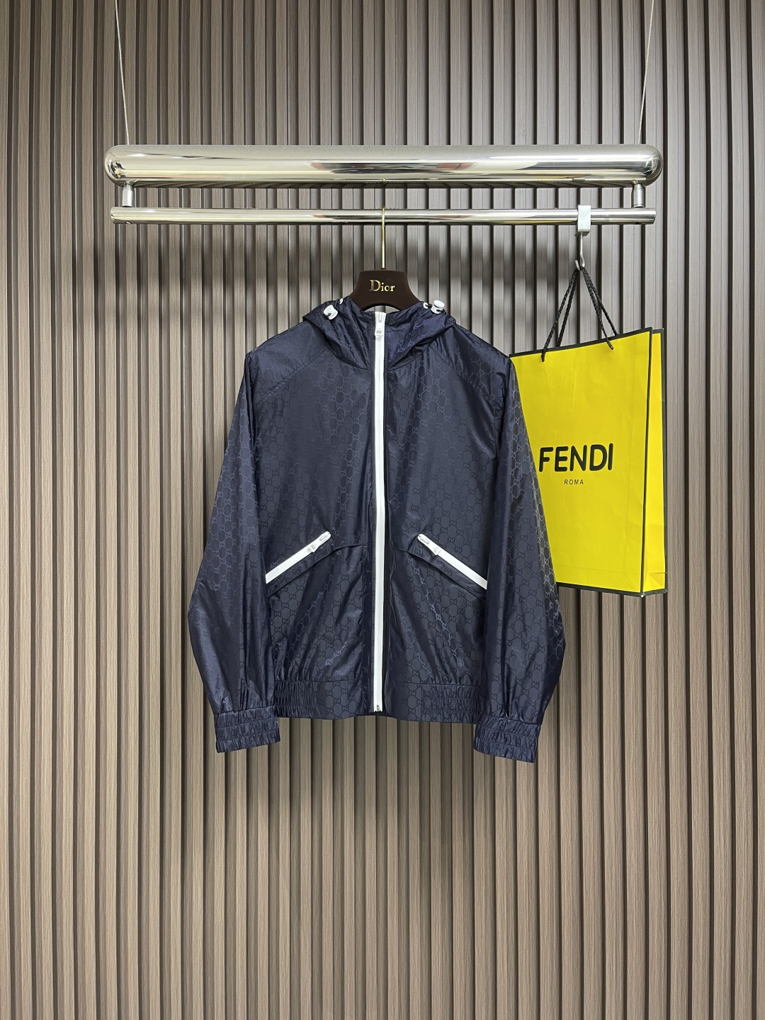 NO:516711,Gucci 2025FW early autumn new contrasting zipper full-print jacquard hooded long-sleeved jacket, craftsmanship, full embellishment and shredded, revealing the unique charm. Customized classic interlocking fabrics, double-sided design styles. Contrast color zipper pockets, hooded design, casual style for men and women. Size 48-56,,gucci,jackets & coats,jackets & coats,hats,alexander wang19860909Gucci 2025FW早秋新款撞色拉链满印提花连帽长袖夹克外套,匠心打造,通体缀饰切丝,尽释别致风韵.定制经典互扣面料,双面设计风格各异.撞色拉链口袋,连帽设计,休闲版型男女同款 .尺码48-56,,gucci,jackets & coats,jackets & coats,hats,alexander wang,Men's clothing