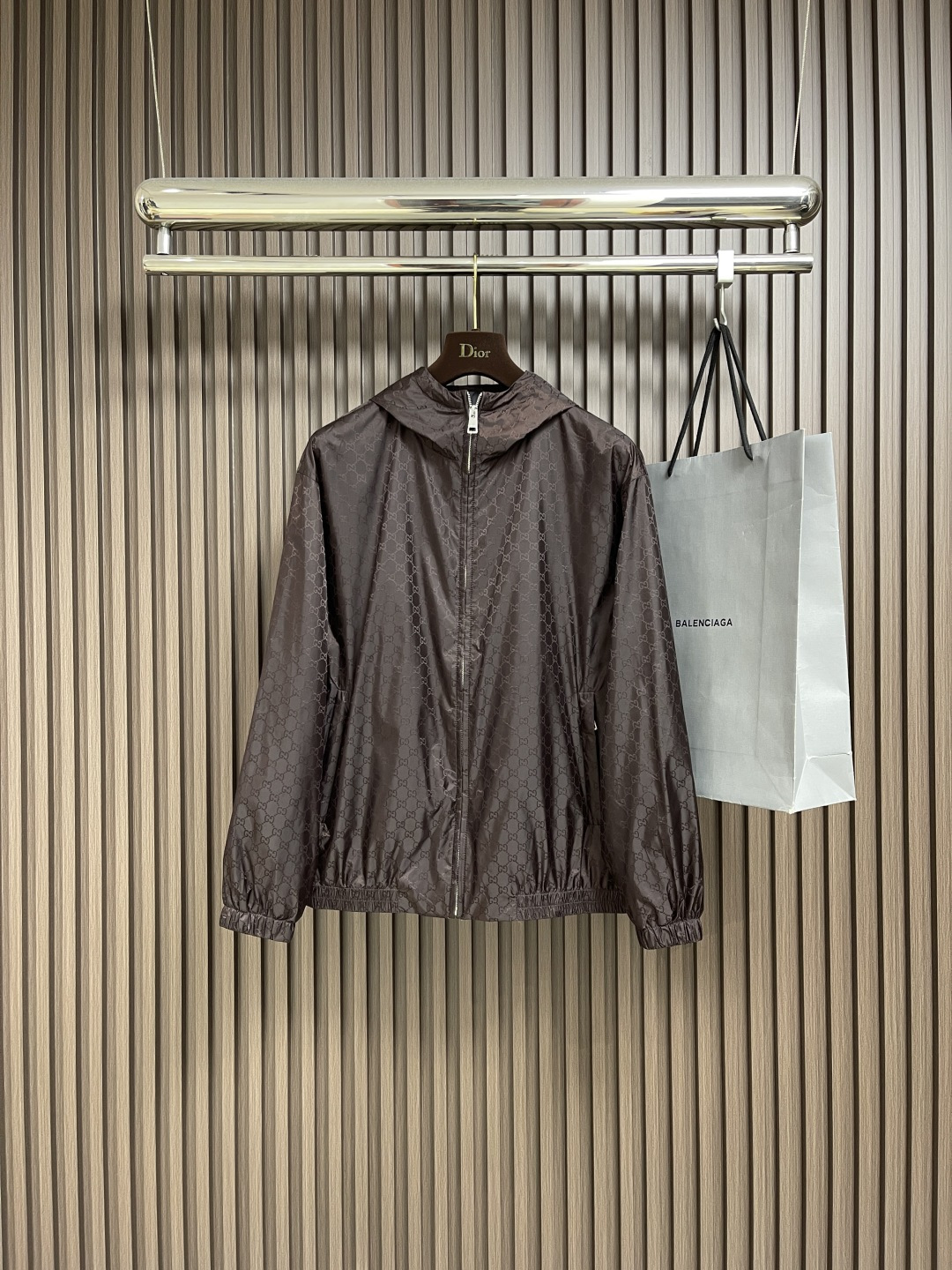 NO:518294,Gucci 2025FW early autumn new full-print jacquard hooded long-sleeved jacket jacket. The new jacket is ingeniously crafted by camel and dark brown, with the whole body embellishment and shredded to fully express the unique charm. Customized classic interlocking fabrics, and the double-sided design styles are different. Front zippered pockets, hooded design, casual style for men and women. Size 48-56, gucci, jackets & coats, jackets & coats, hats, alexander wang19860909Gucci 2025FW早秋新款满印提花连帽长袖夹克外套,新款夹克以驼色和深棕色匠心打造,通体缀饰切丝,尽释别致风韵.定制经典互扣面料,双面设计风格各异.正面拉链口袋,连帽设计,休闲版型男女同款 .尺码48-56,,gucci,jackets & coats,jackets & coats,hats,alexander wang,Men's clothing