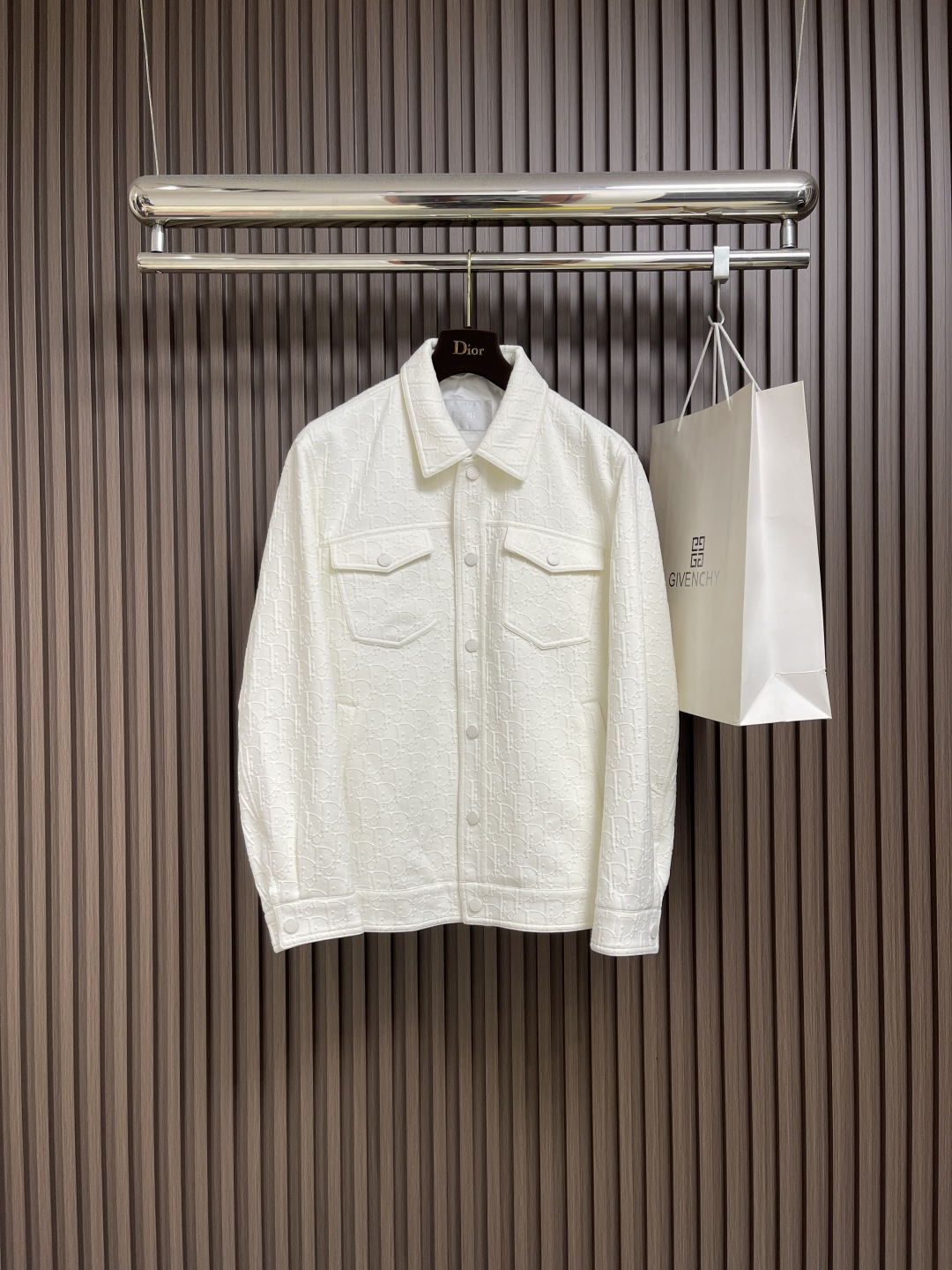 NO:518307,Dior 2025ss autumn and winter new lapel casual jacket, the fabrics and hardware are customized, breathable and comfortable to fit into fabrics. The logo adopts the current popular imprint design, the upper body is handsome and stylish, not restrained or heavy at all, showing the fashionable and personalized atmosphere. Size 48-56,,dior, jackets & coats, jackets & coats, alexander wang19860909Dior 2025ss秋冬新款翻领休闲夹克外套,版型面料五金都是定制,透气舒适合成面料,Logo采用时下流行压印设计,上身帅气有型,一点不拘束、不厚重,尽显时尚个性气息.尺码48-56,,dior,jackets & coats,jackets & coats,alexander wang,Men's clothing