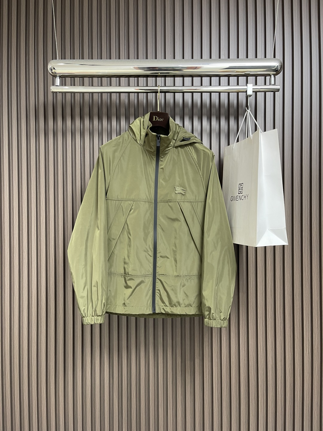 NO:518303,Burberry 2025ss Spring and Summer New Lightweight Hooded Jacket, made of nylon fabric, designed with adjustable drawstring hood and double zipper design!  The chest is decorated with a cocktail seal of the horse. It perfectly increases the overall height. It perfectly demonstrates the presence of the bur brand, with a very recognizable combination with the classic regular version. Size 48-56, burberry, jackets & coats, hats, alexander wang19860909Burberry 2025ss春夏新款轻便连帽外套,选用由尼龙面料制成,设计有可调式抽绳连帽以及双拉链设计！胸前点缀骑士战马胶质仔章.完美提高整体高度.完美的彰显了bur品牌的存在感,极具辨识度搭配经典的常规版型落设.尺码48-56,,burberry,jackets & coats,hats,alexander wang,Men's clothing