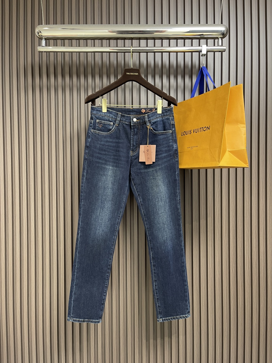 NO:515190,LP wash straight jeans, neat cut visible to the naked eye, straight slim fit pants!  Dingwoven and dyed denim tannin cloth, and the waistband is a classic leather logo!  Lined with belt loop details, compact and neat wiring, custom hardware for customers and logo engraving, classic placket zipper, five-pocket basic style, no picky upper body. Size 30-38 No 35 37,,loro piana,jeans,alexander wang19860909LP 水洗直筒牛仔裤 肉眼可见的利落裁剪,直筒修身款裤型！定织定染牛仔丹宁布面,裤腰是经典的皮标！内衬有腰带袢细节,密实齐整走线,客供定制五金并有logo雕刻,经典门襟拉链,五口袋的基础款,上身不挑人.尺码30-38 无35 37,,loro piana,jeans,alexander wang,Men's clothing