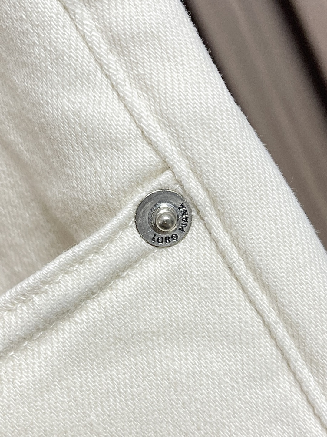 🛒🛒lP🆕 水洗直筒牛仔裤 肉眼可见的利落裁剪，直筒修身款裤型！100%定织定染牛仔丹宁布面，裤腰是经典