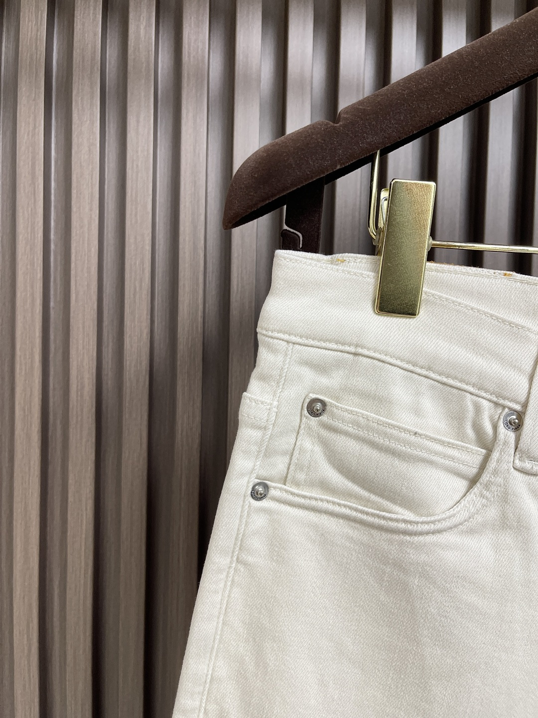 🛒🛒lP🆕 水洗直筒牛仔裤 肉眼可见的利落裁剪，直筒修身款裤型！100%定织定染牛仔丹宁布面，裤腰是经典