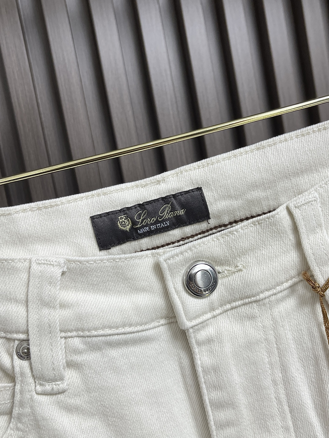 🛒🛒lP🆕 水洗直筒牛仔裤 肉眼可见的利落裁剪，直筒修身款裤型！100%定织定染牛仔丹宁布面，裤腰是经典