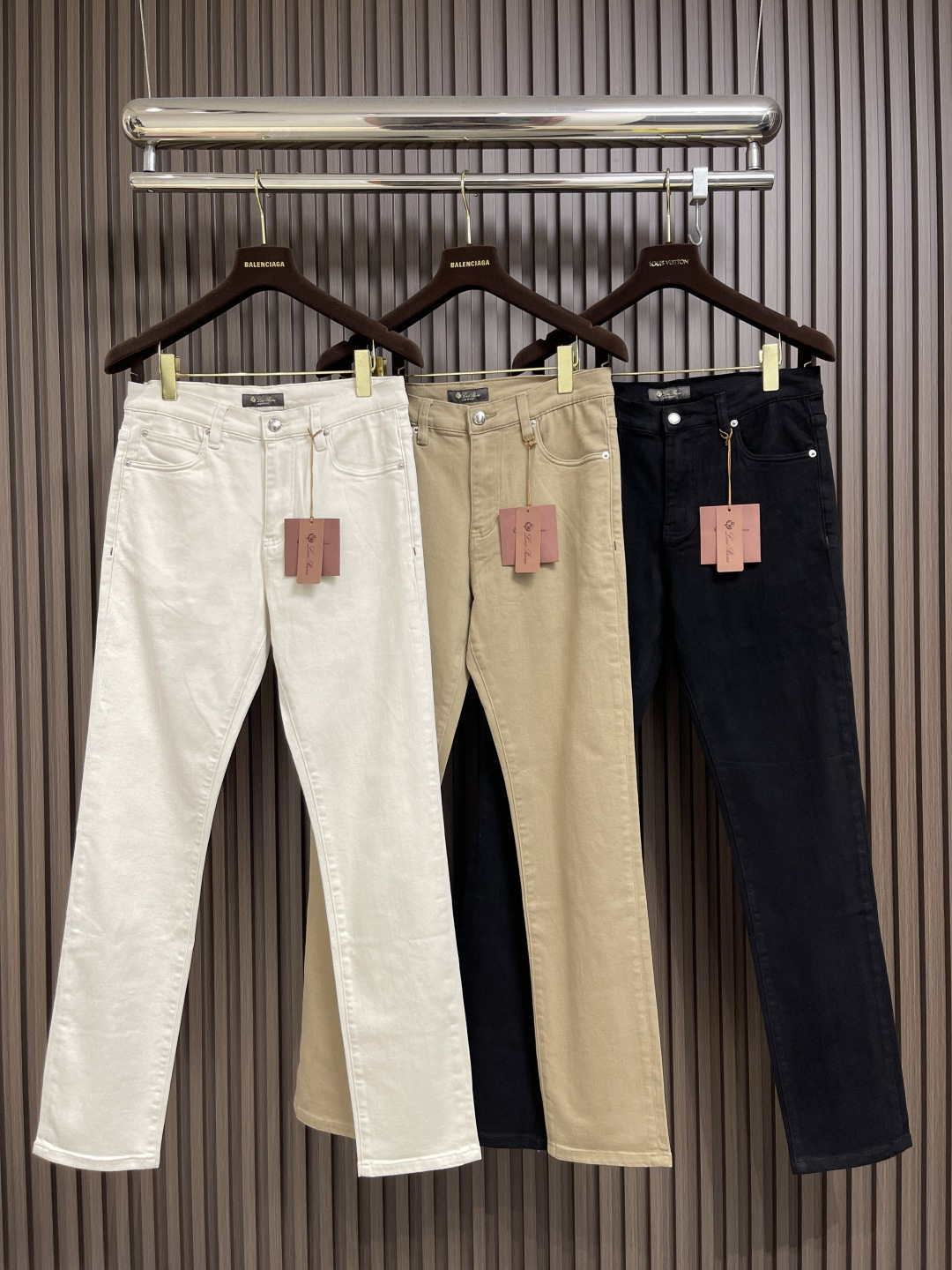 🛒🛒lP🆕 水洗直筒牛仔裤 肉眼可见的利落裁剪，直筒修身款裤型！100%定织定染牛仔丹宁布面，裤腰是经典