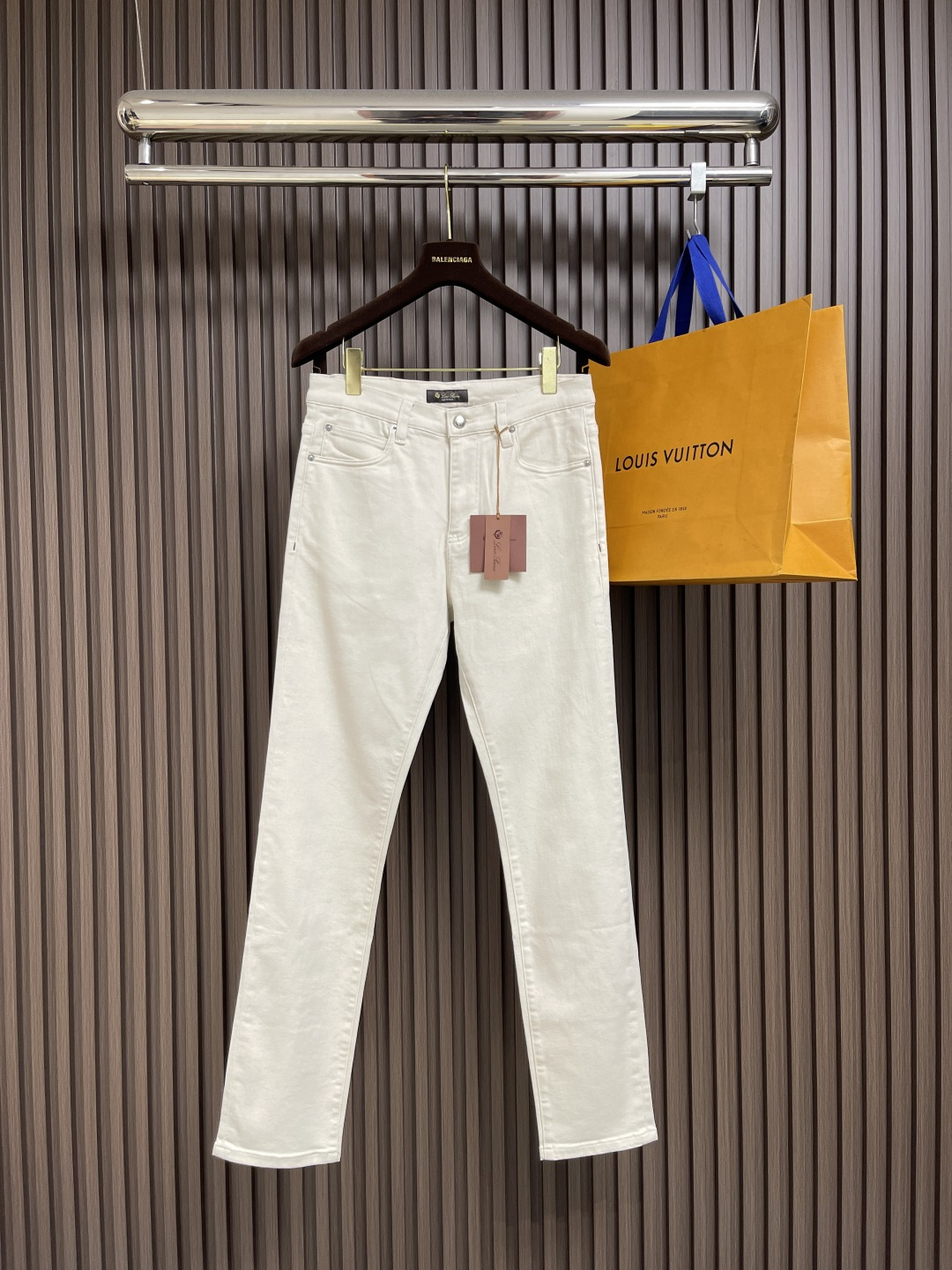 NO:516729,LP wash straight jeans, neat cut visible to the naked eye, straight slim fit pants!  Dingwoven and dyed denim tannin cloth, and the waistband is a classic leather logo!  Lined with belt loop details, compact and neat wiring, custom hardware for customers and logo engraving, classic placket zipper, five-pocket basic style, no picky upper body. Size 30-38 No 35 37,,loro piana,jeans,alexander wang19860909LP 水洗直筒牛仔裤 肉眼可见的利落裁剪,直筒修身款裤型！定织定染牛仔丹宁布面,裤腰是经典的皮标！内衬有腰带袢细节,密实齐整走线,客供定制五金并有logo雕刻,经典门襟拉链,五口袋的基础款,上身不挑人.尺码30-38 无35 37,,loro piana,jeans,alexander wang,Men's clothing