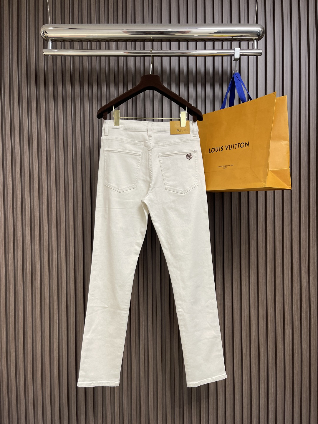 🛒🛒lP🆕 水洗直筒牛仔裤 肉眼可见的利落裁剪，直筒修身款裤型！100%定织定染牛仔丹宁布面，裤腰是经典