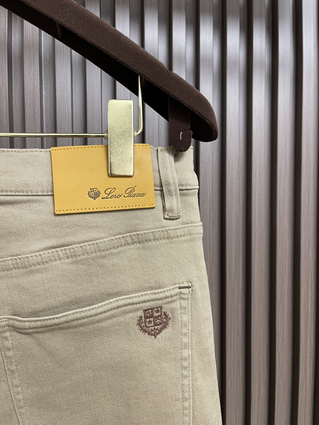 🛒🛒lP🆕 水洗直筒牛仔裤 肉眼可见的利落裁剪，直筒修身款裤型！100%定织定染牛仔丹宁布面，裤腰是经典