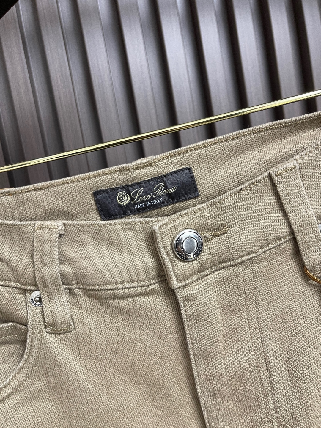 🛒🛒lP🆕 水洗直筒牛仔裤 肉眼可见的利落裁剪，直筒修身款裤型！100%定织定染牛仔丹宁布面，裤腰是经典