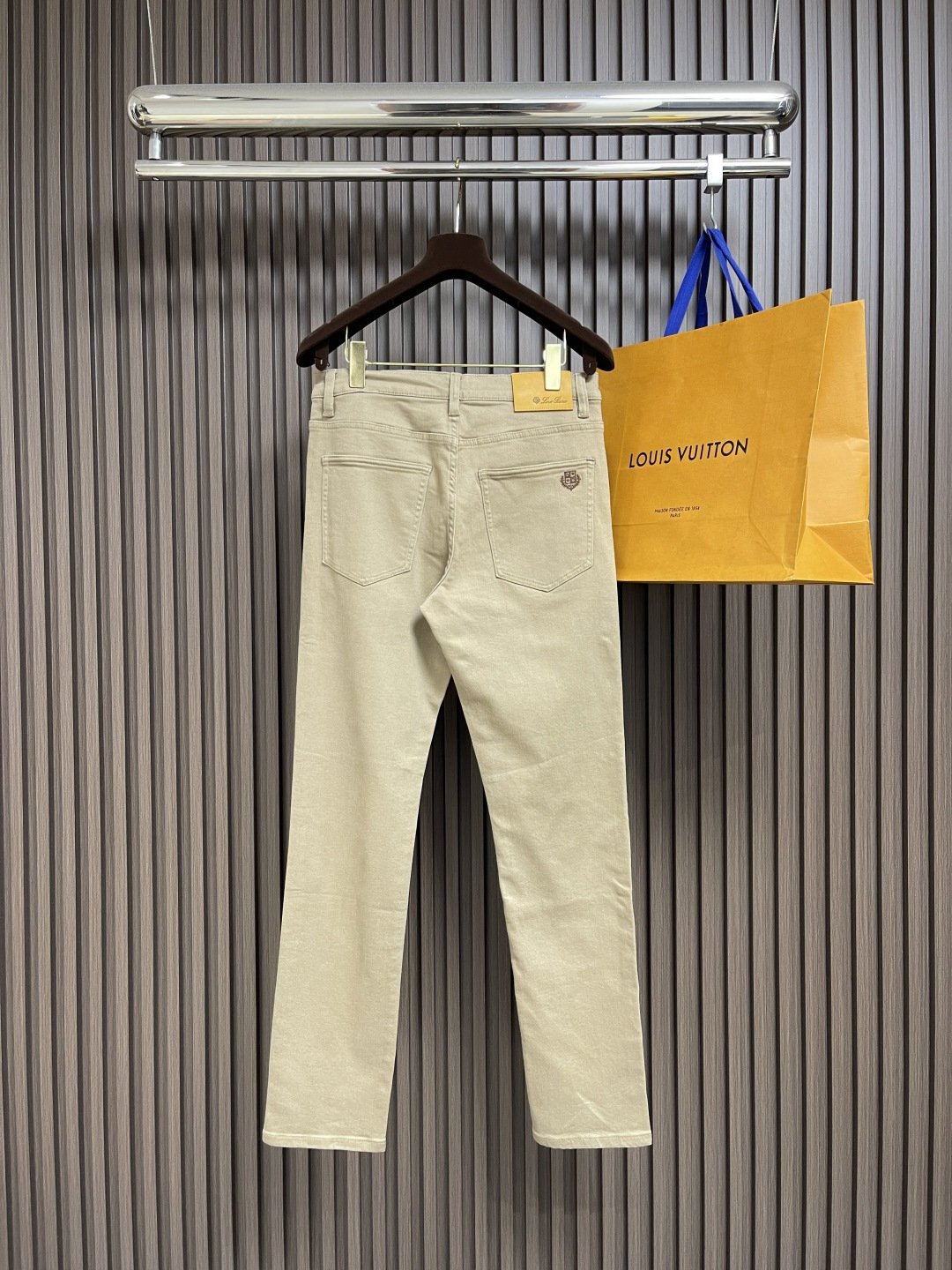 🛒🛒lP🆕 水洗直筒牛仔裤 肉眼可见的利落裁剪，直筒修身款裤型！100%定织定染牛仔丹宁布面，裤腰是经典