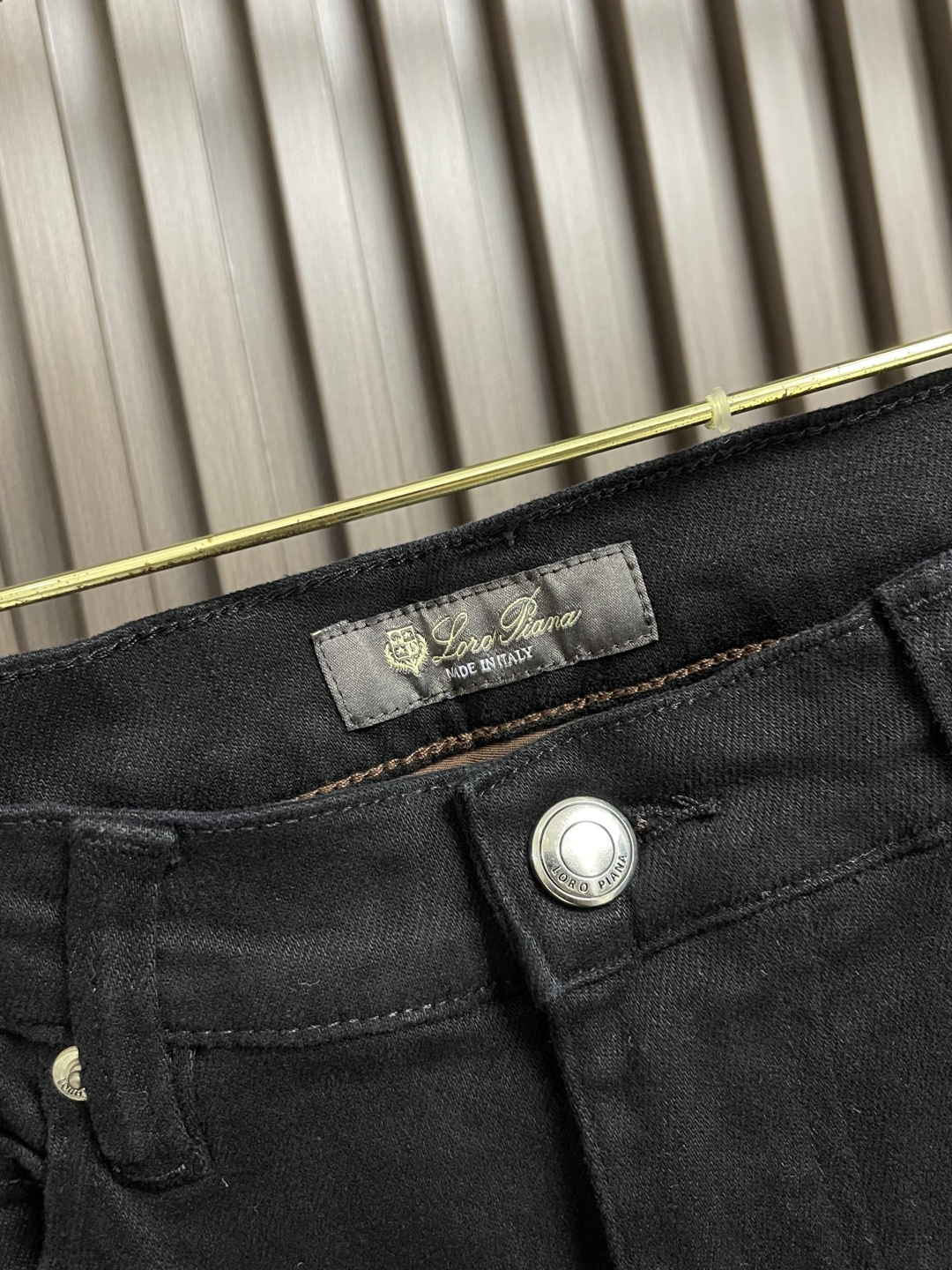 🛒🛒lP🆕 水洗直筒牛仔裤 肉眼可见的利落裁剪，直筒修身款裤型！100%定织定染牛仔丹宁布面，裤腰是经典