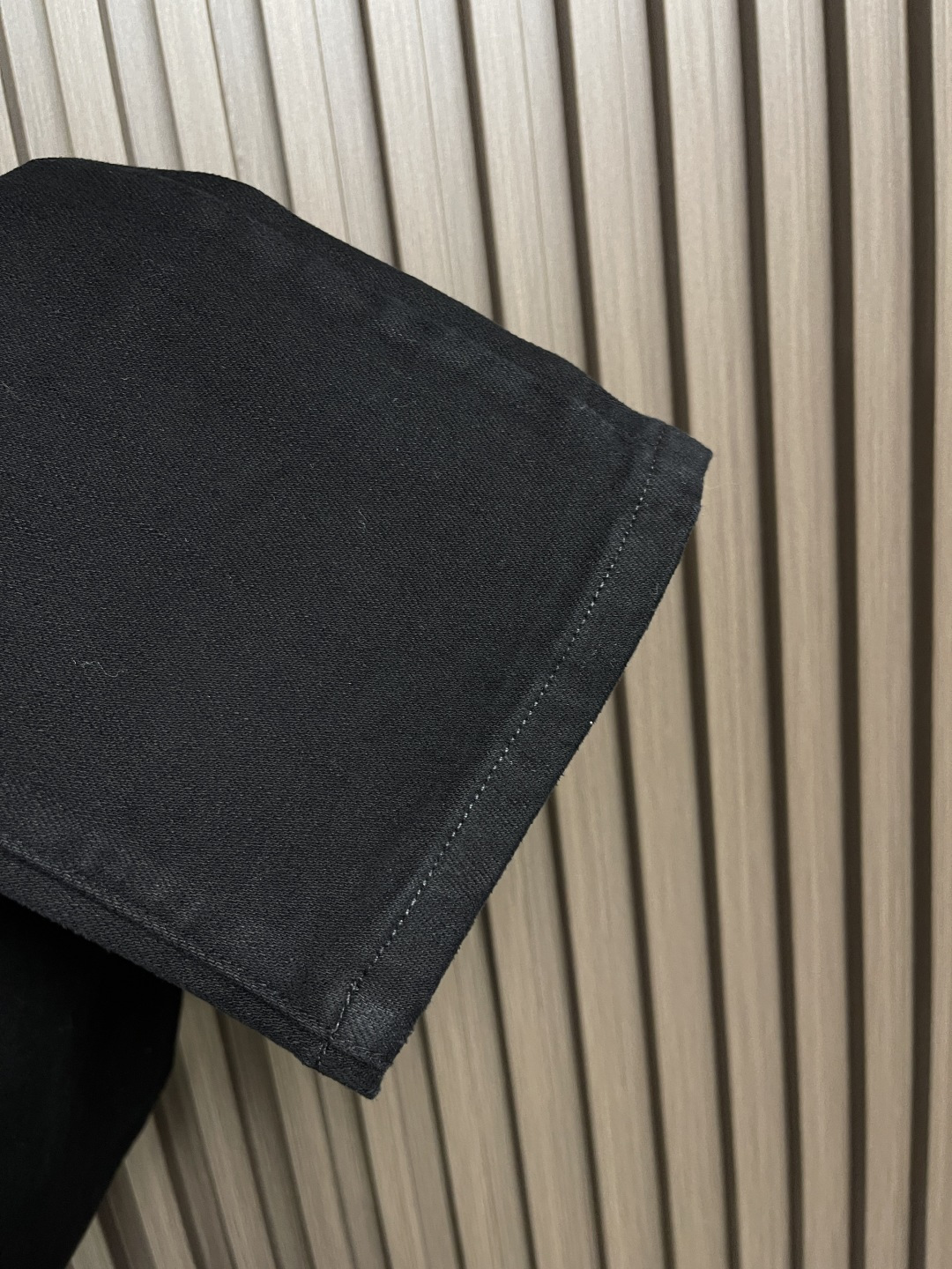 🛒🛒lP🆕 水洗直筒牛仔裤 肉眼可见的利落裁剪，直筒修身款裤型！100%定织定染牛仔丹宁布面，裤腰是经典