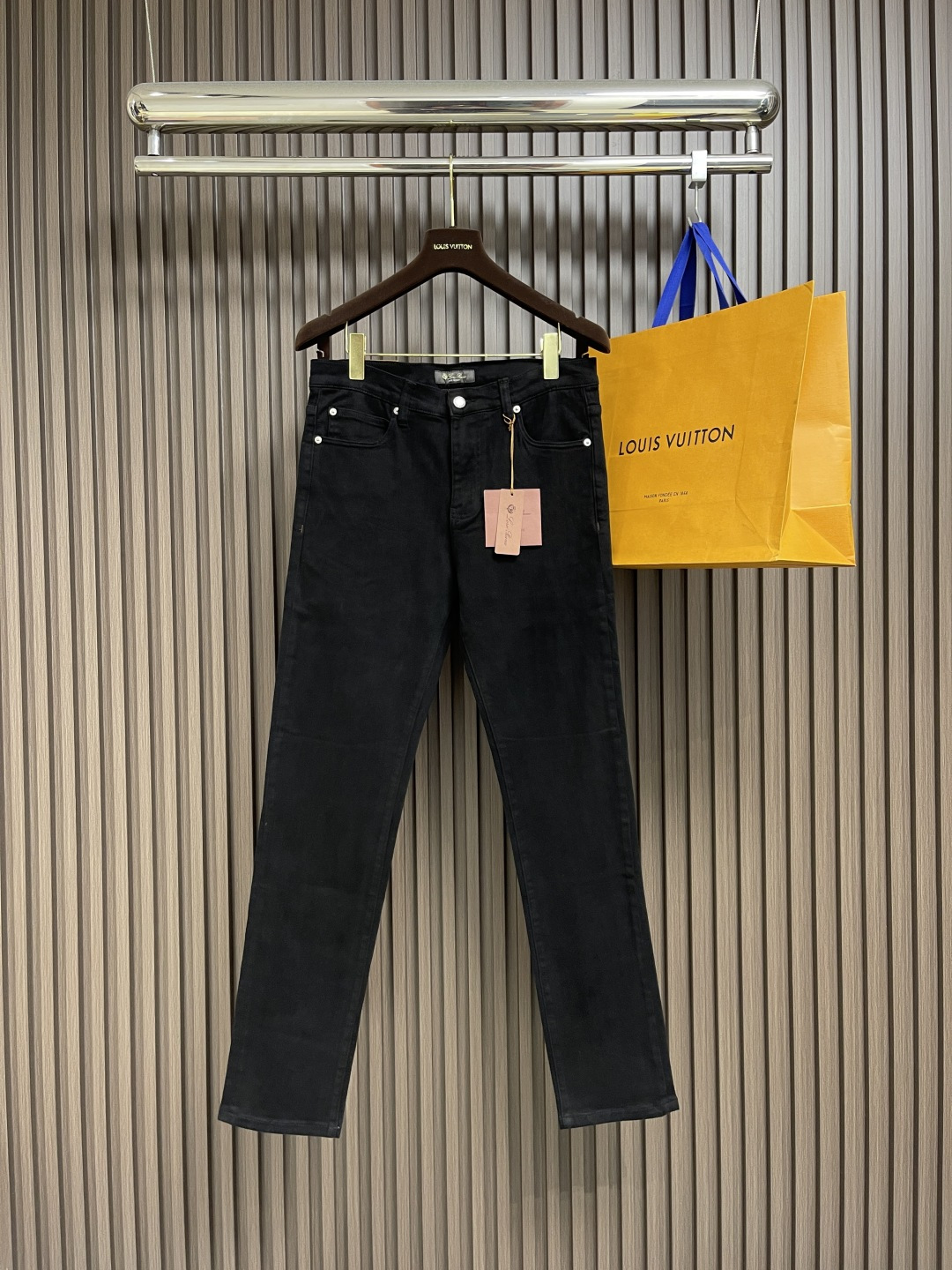 🛒🛒lP🆕 水洗直筒牛仔裤 肉眼可见的利落裁剪，直筒修身款裤型！100%定织定染牛仔丹宁布面，裤腰是经典