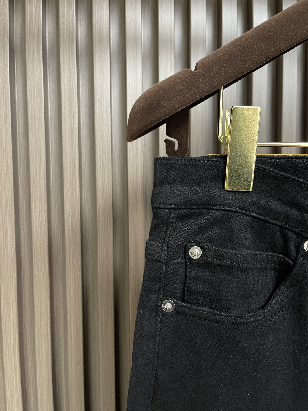 🛒🛒lP🆕 水洗直筒牛仔裤 肉眼可见的利落裁剪，直筒修身款裤型！100%定织定染牛仔丹宁布面，裤腰是经典