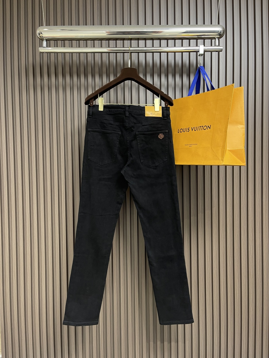 🛒🛒lP🆕 水洗直筒牛仔裤 肉眼可见的利落裁剪，直筒修身款裤型！100%定织定染牛仔丹宁布面，裤腰是经典