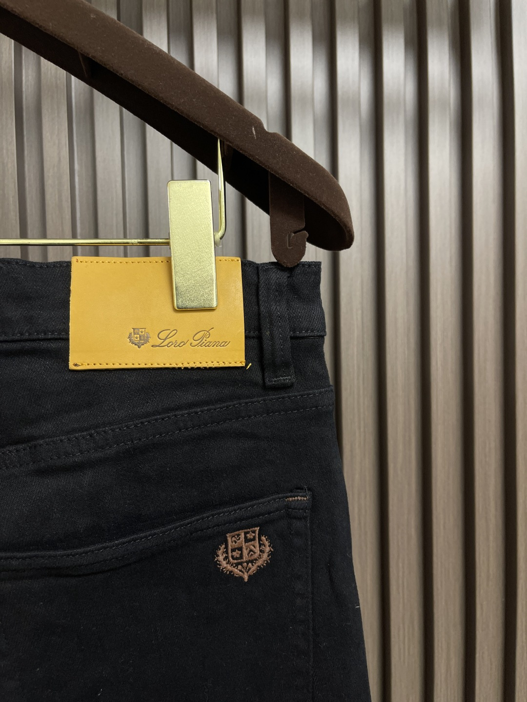 🛒🛒lP🆕 水洗直筒牛仔裤 肉眼可见的利落裁剪，直筒修身款裤型！100%定织定染牛仔丹宁布面，裤腰是经典