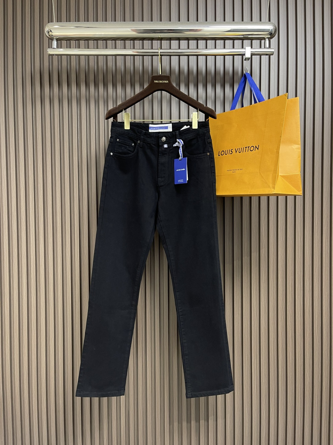 NO:515194,JACOB COHEN Men's Fashion Straight Jeans Trousers!  This jeans are made of imported washing denim cotton. The flexible and solid fabric is natural and crisp and tough. It has a soft and elastic feel. It is made of high-quality denim cotton. The texture of the surface is clear and delicate, and it is comfortable and breathable. Size 30-38 No 35 37,,jeans,alexander wang19860909JACOB COHEN 男士时尚直筒牛仔长裤！此款牛仔裤甄选客供进口水洗牛仔棉布制成,柔韧又坚实的面料天然的挺括和硬朗既视感,手感柔软富有弹力,采用优质牛仔棉精制,表面斜纹棉肌理感清晰细腻,着身舒适透气.尺码30-38 无35 37,,jeans,alexander wang,Men's clothing