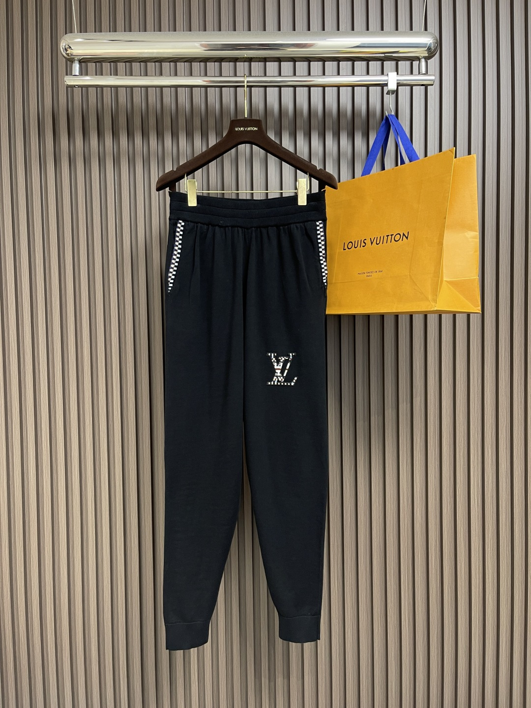 NO:516733,LV 2025ss new cotton knitted sweatpants, dipped in deep tones, blending colorful crochet-style ribbed details on both sides and back pockets, echoing the checkerboard pattern on the left LV embroidered logo. It can be used to create a leisurely and elegant shape with the same waist jacket to light up the comfortable time of the cruise. Size S-XL,,louis vuitton, jackets & coats,alexander wang19860909LV 2025ss新款棉质针织运动裤,浸染深邃色调,于两侧和后袋融入缤纷钩针风格罗纹细节,与左侧 LV 刺绣标识的棋盘格纹图案互为呼应.可与同款束腰夹克共筑闲雅造型,点亮惬意的航游时光.尺码S-XL,,louis vuitton,jackets & coats,alexander wang,Men's clothing